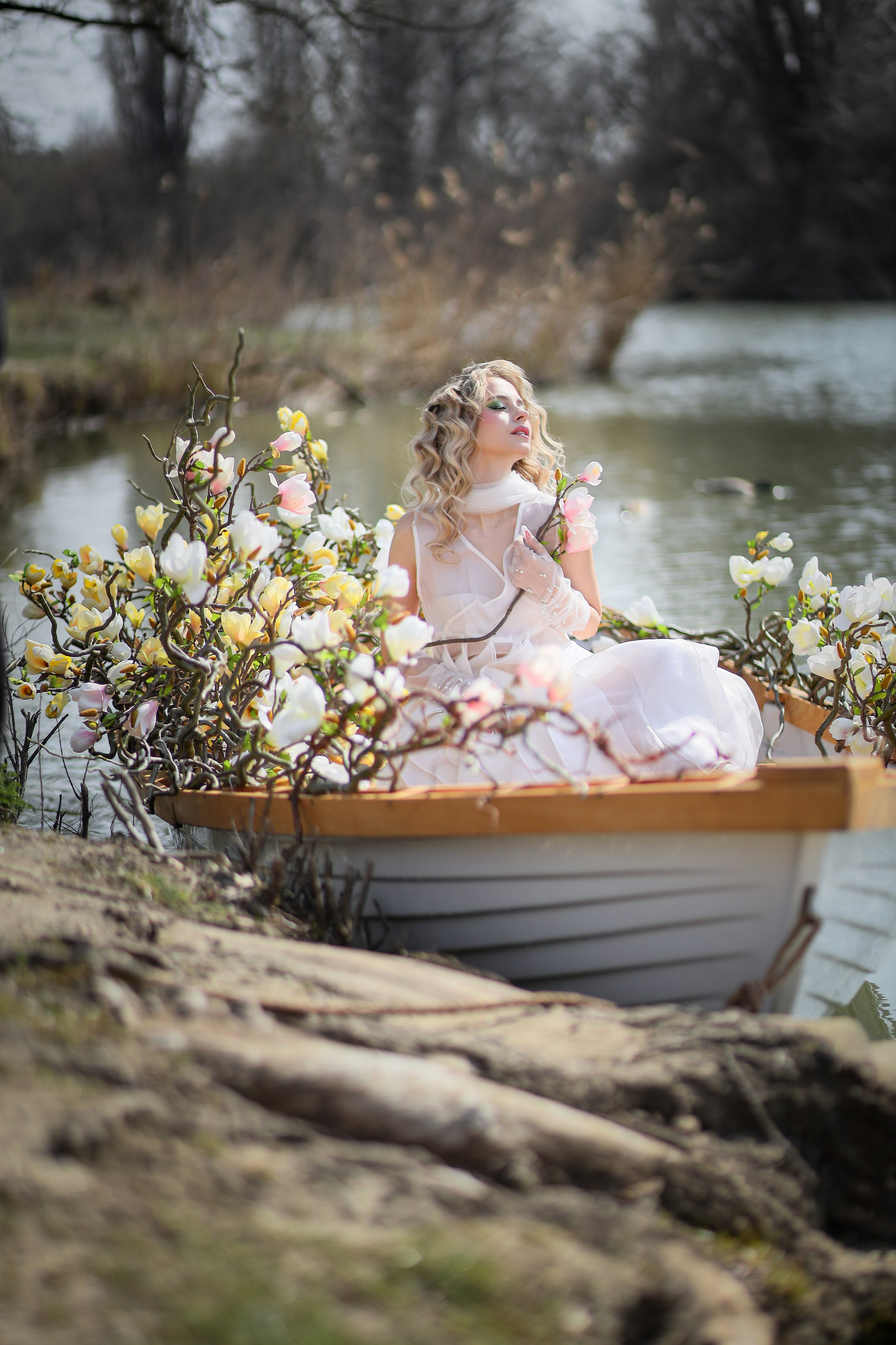 Индивидуальная фотосессия на озере Рица с использованием природных материалов и реквизита