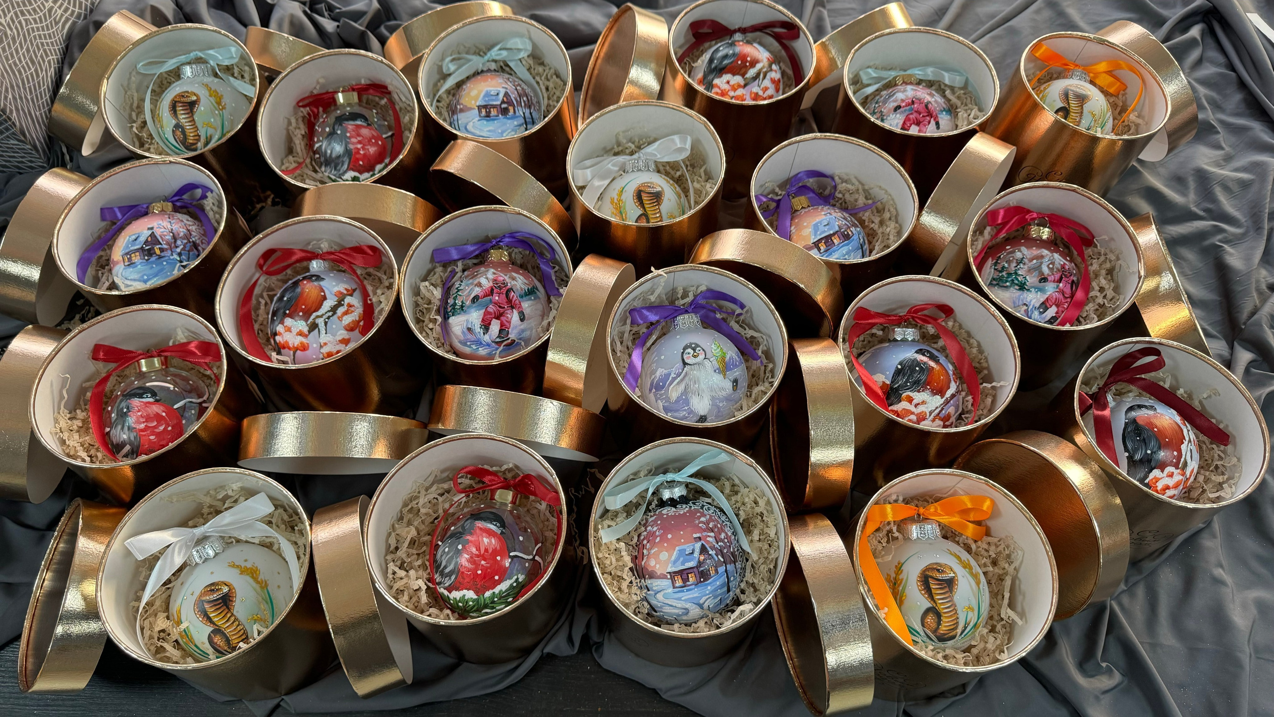 Портфолио — индивидуальные заказы. Художественная ручная роспись елочных шаров, корпоративные подарки и восковые аромасвечи