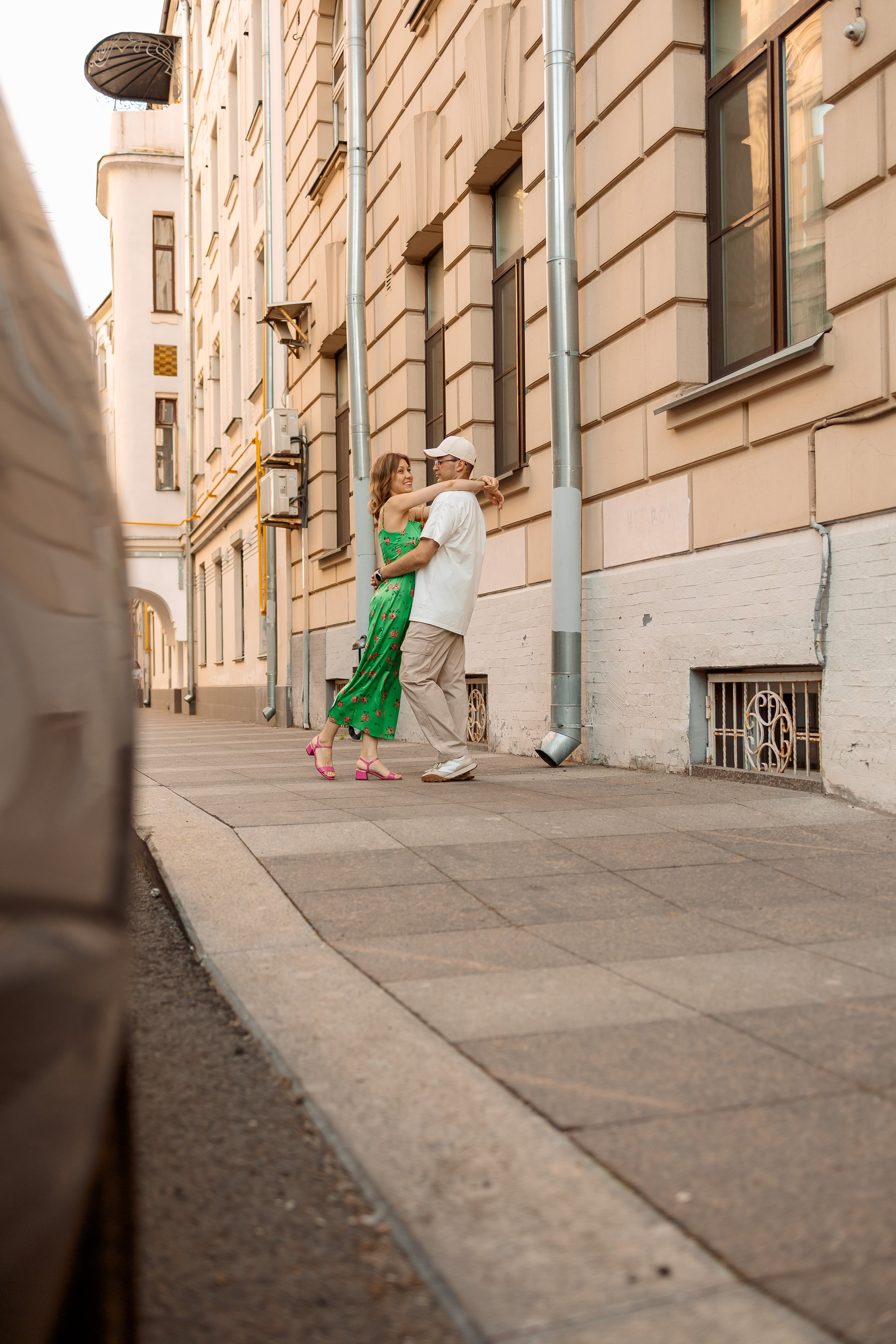 обниматься на улице