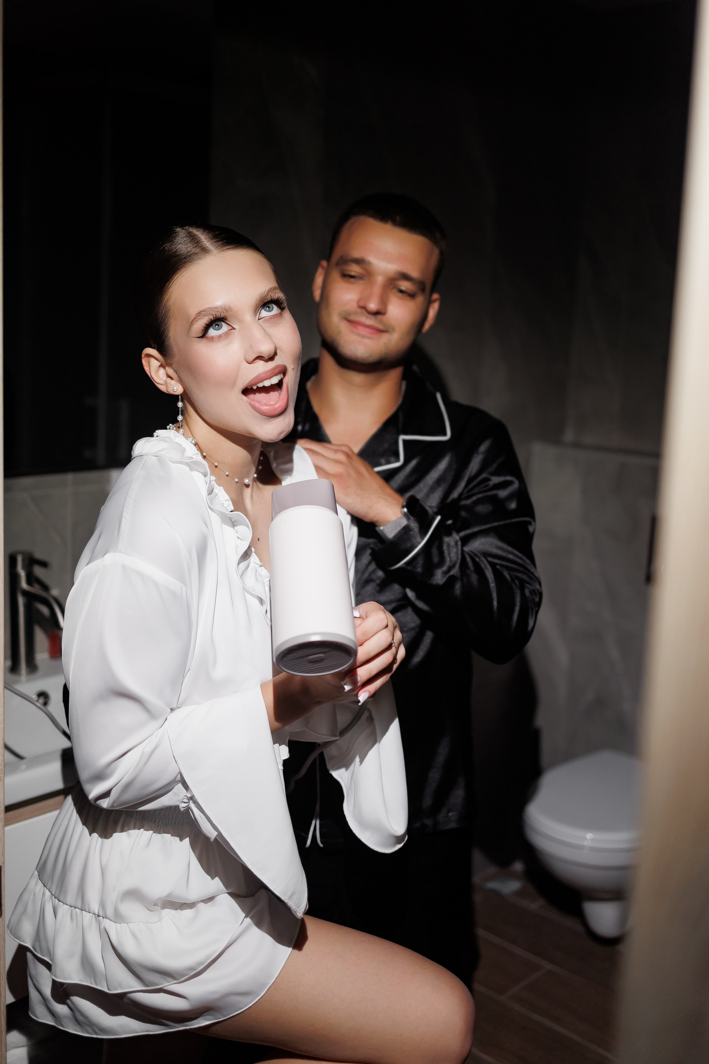 Оригинальные живые свадебные кадры жениха и невесты