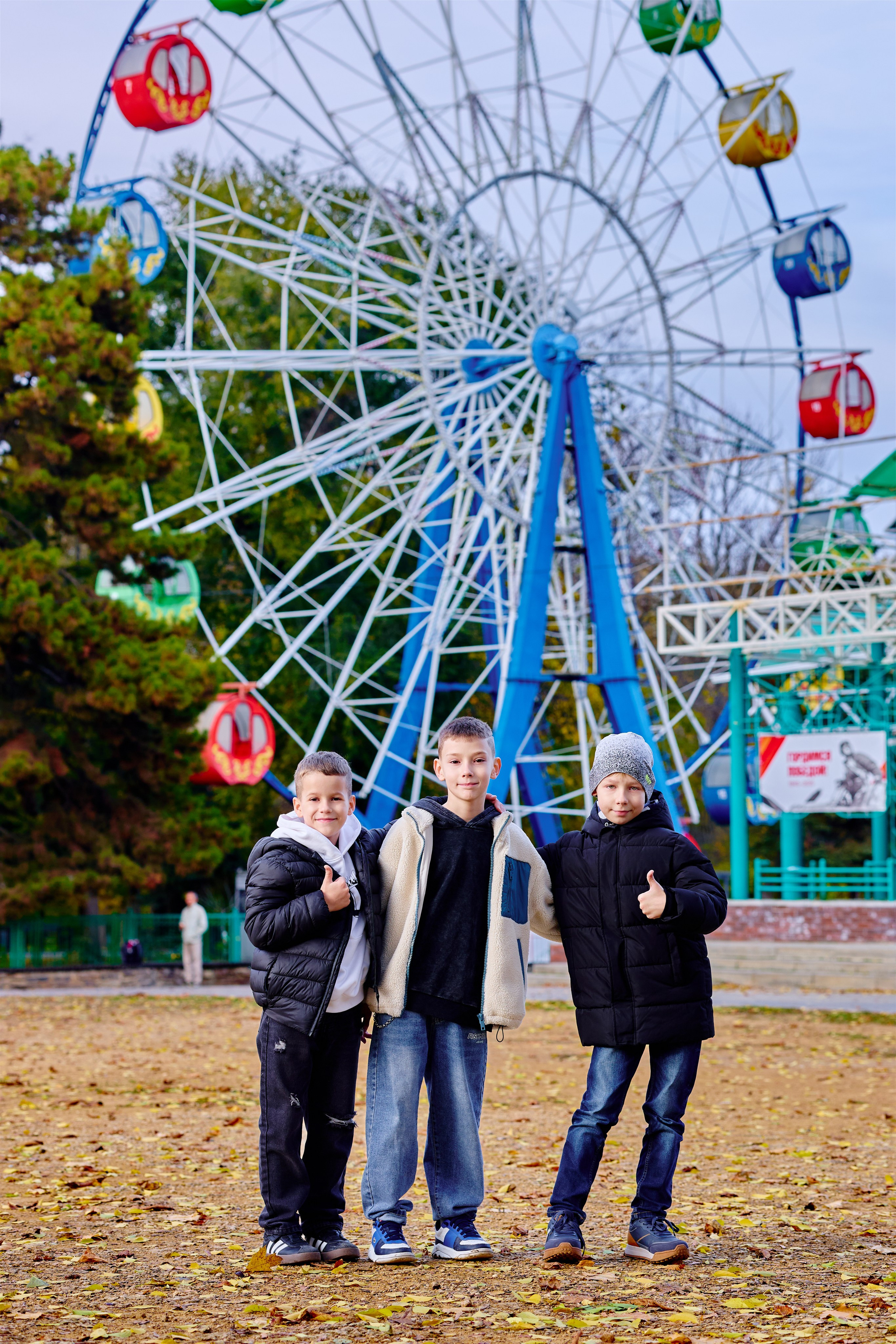 Прогулка в парке классом. Фотограф Выпускные альбомы Таганрог Сергей Коробченко