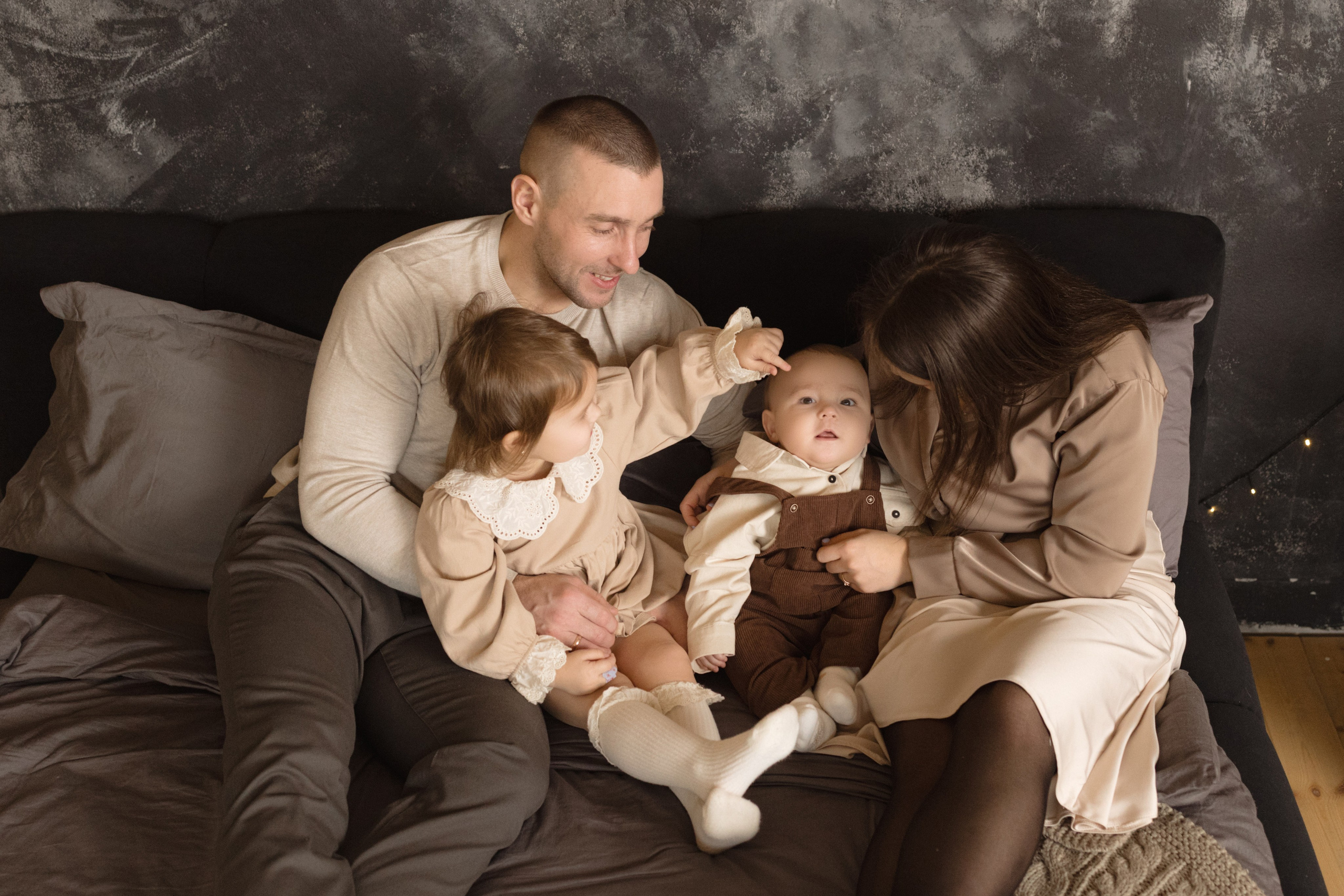 Новогодняя съемка в Мун (зал Семейный). Фотограф беременности и новорожденных в Красноярске Вета Ланская