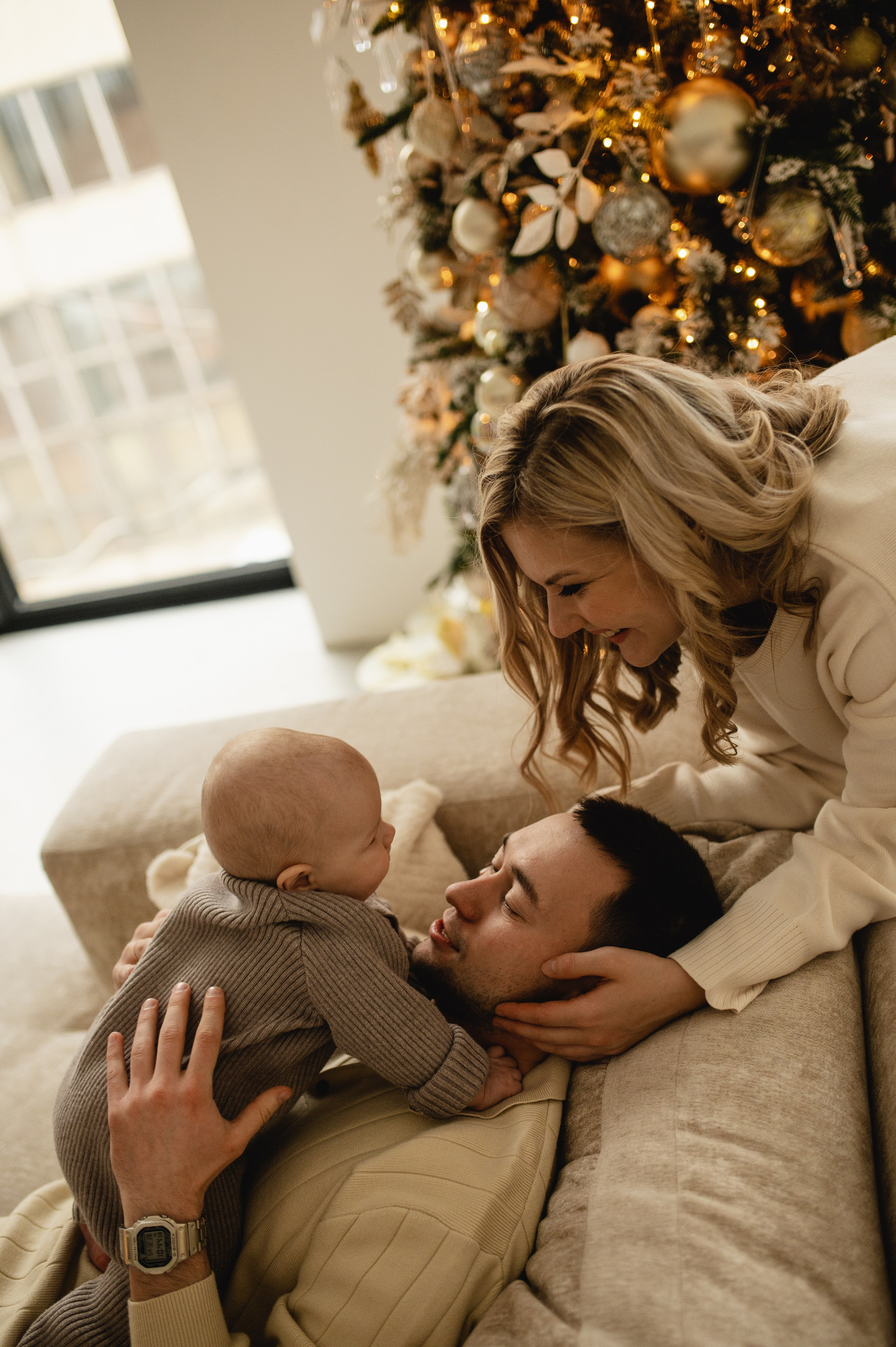 Новогодняя фотосессия в студии с малышом 6 месяцев в Бутово. Семейная фотосессия Бутово Москва фотограф Алина Морщагина