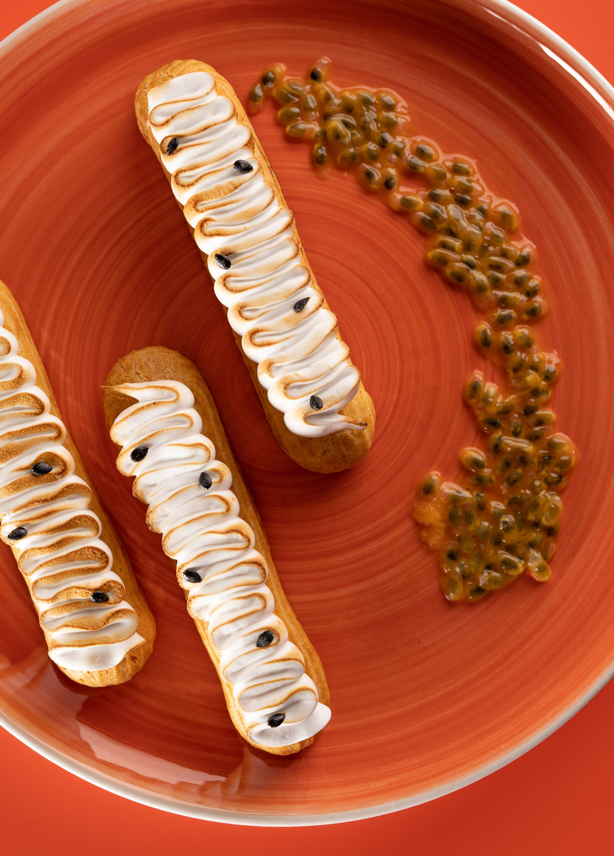 Фуд фотография для рекламы, социальных сетей, полиграфии и меню. Десерт эклер на фотографии Сергея Гаврилова gavrilovsergphoto