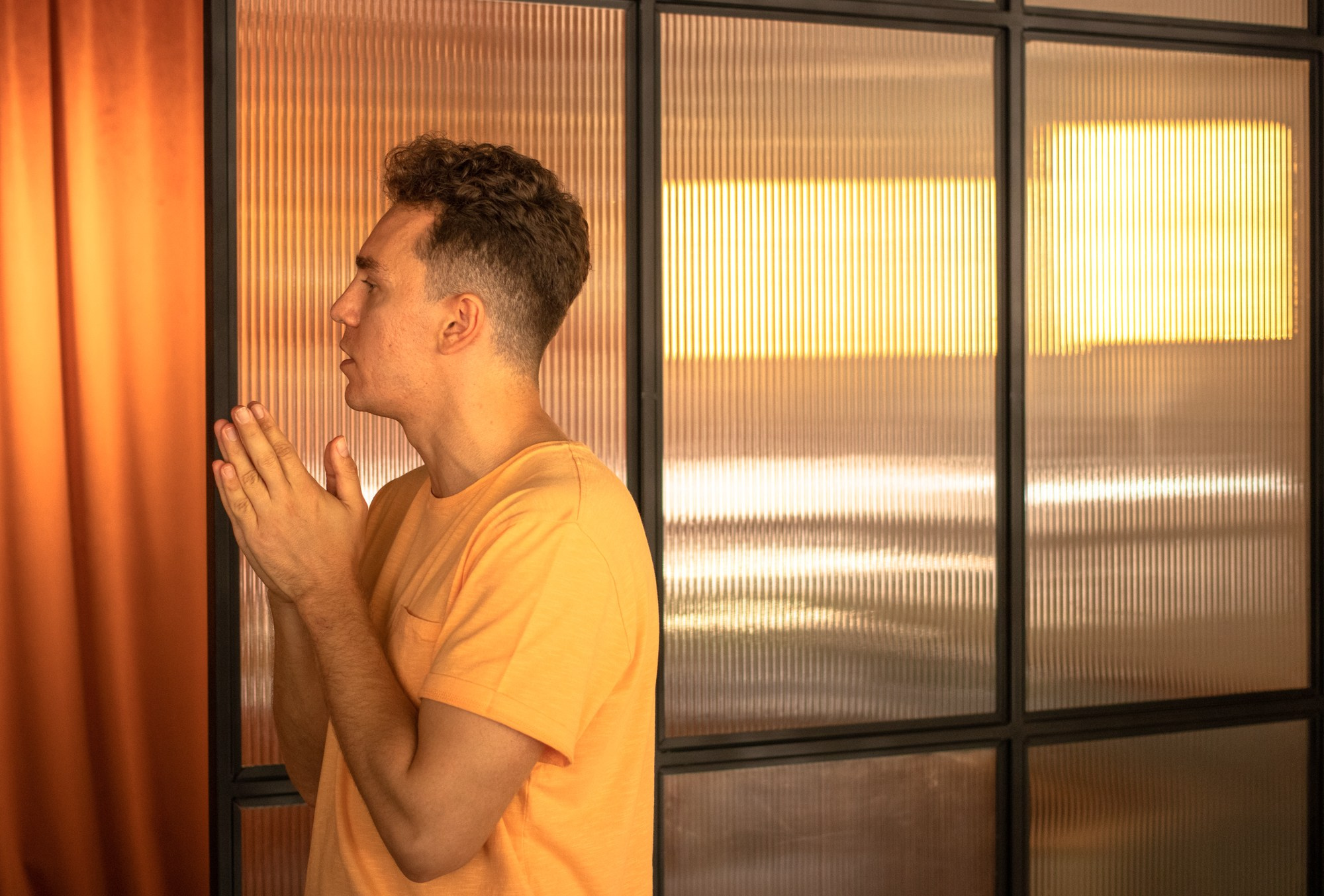 Встреча с основателем кофеен «Зацепи». Репортажный, промышленный и маркетплейс-фотограф Дмитрий Чернат