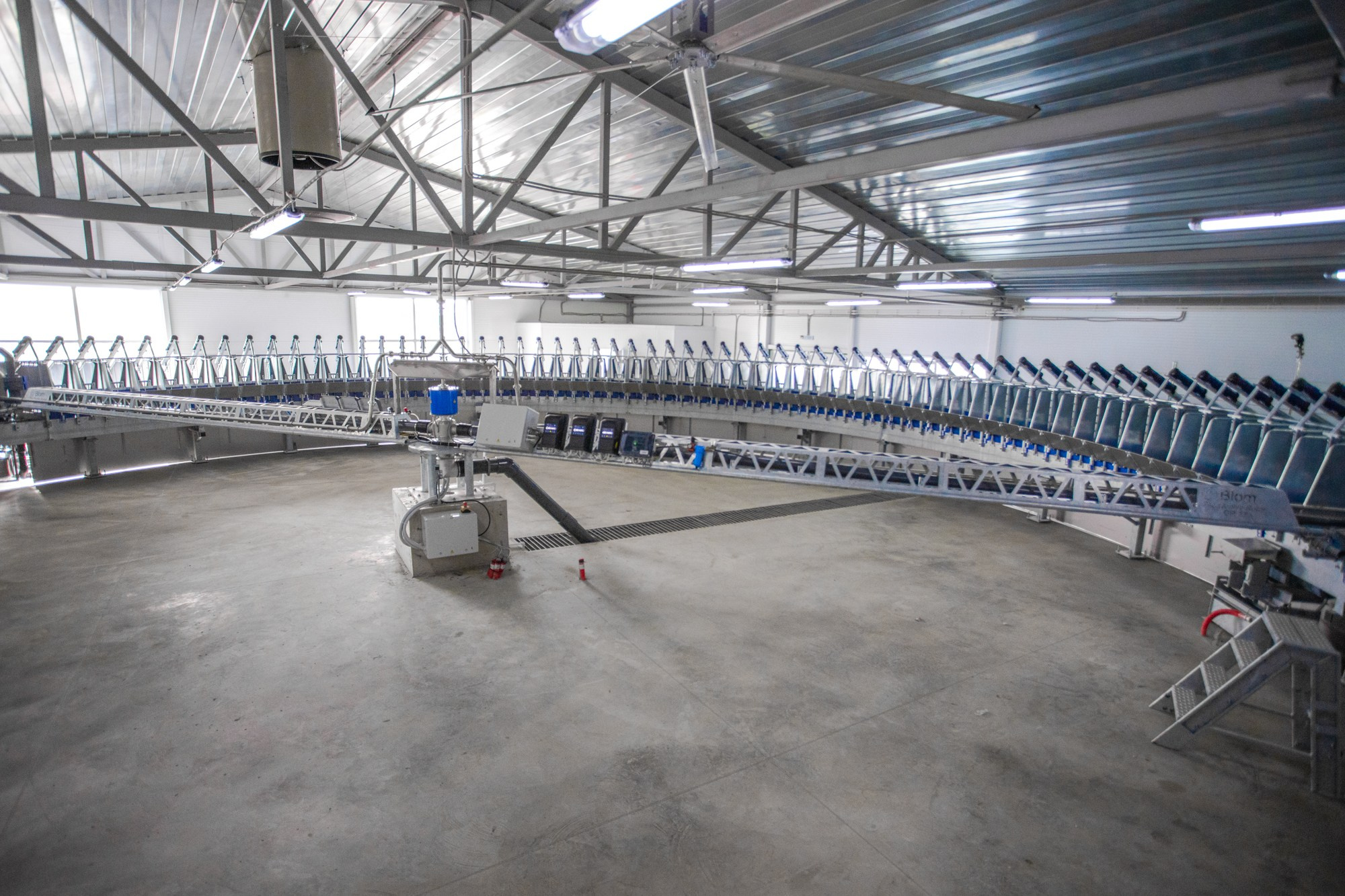 Открытие карусели для дойки скота. Репортажный, промышленный и маркетплейс-фотограф Дмитрий Чернат