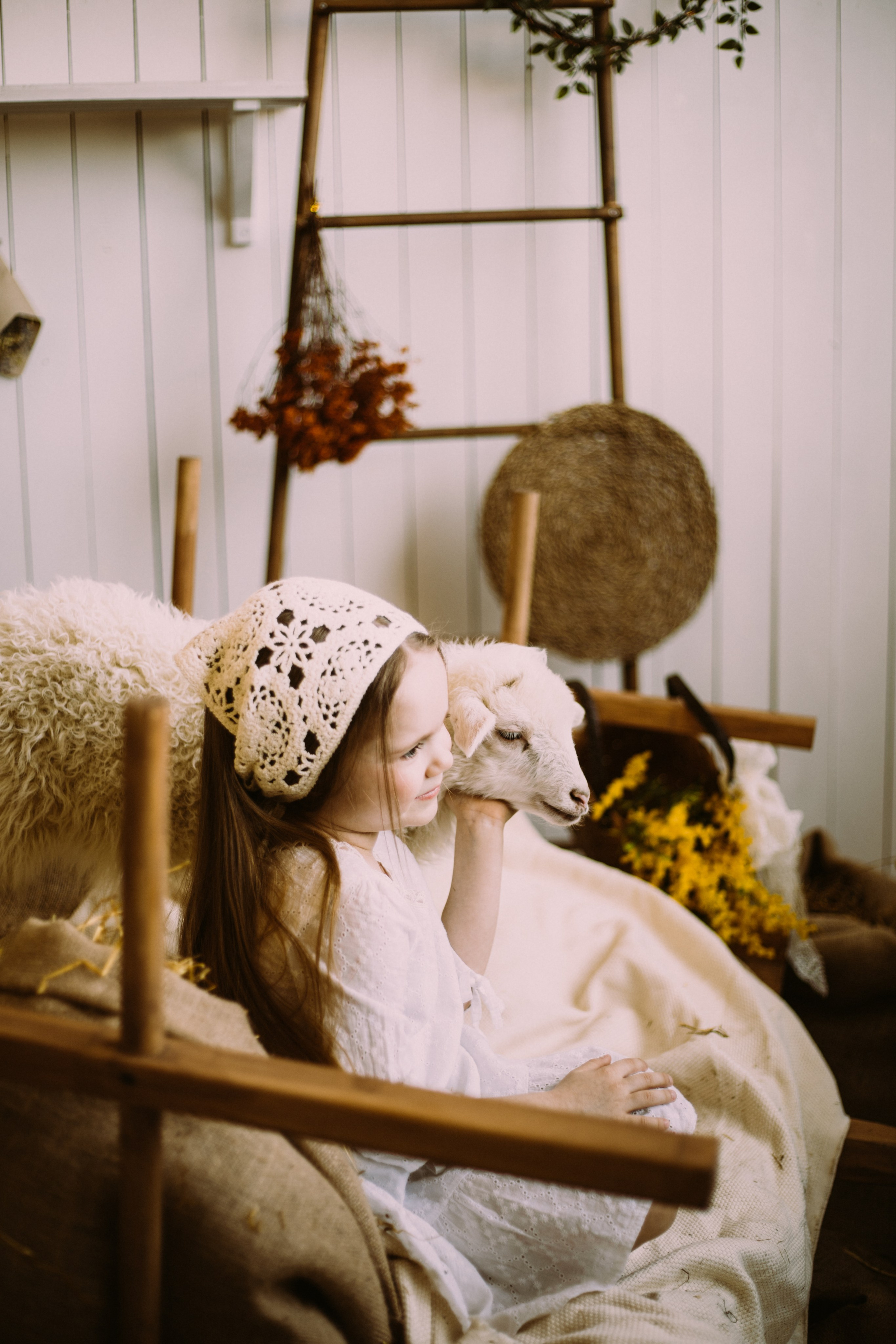 Семейная пасхальная фотосессия Алисы с барашком в студии СПб. Фотограф Юлия Попова — JP Creative — хранитель семейной хроники в Петербурге