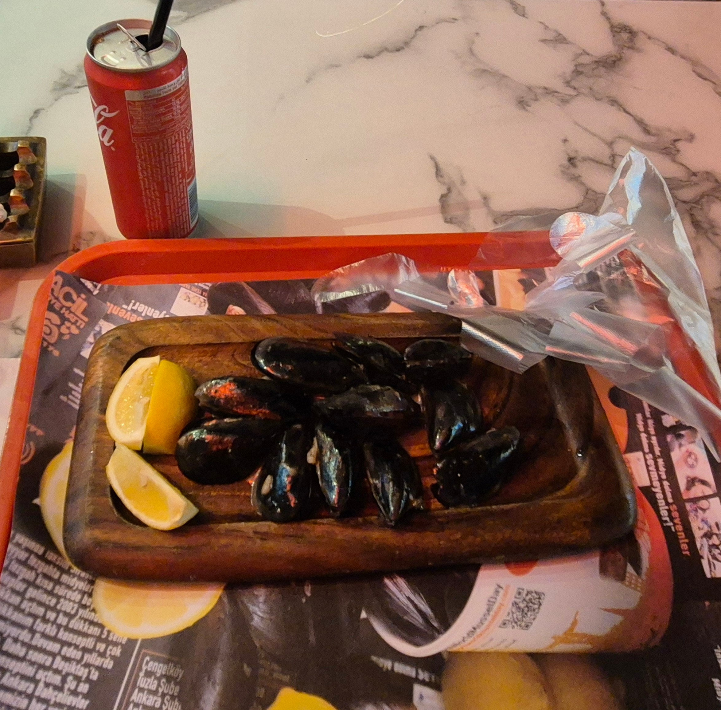 По наводке нашел понравившиеся в Турции фаршированные мидии. А если их взять с собой в отель, где наливают пиво - комбинация получается идеальная