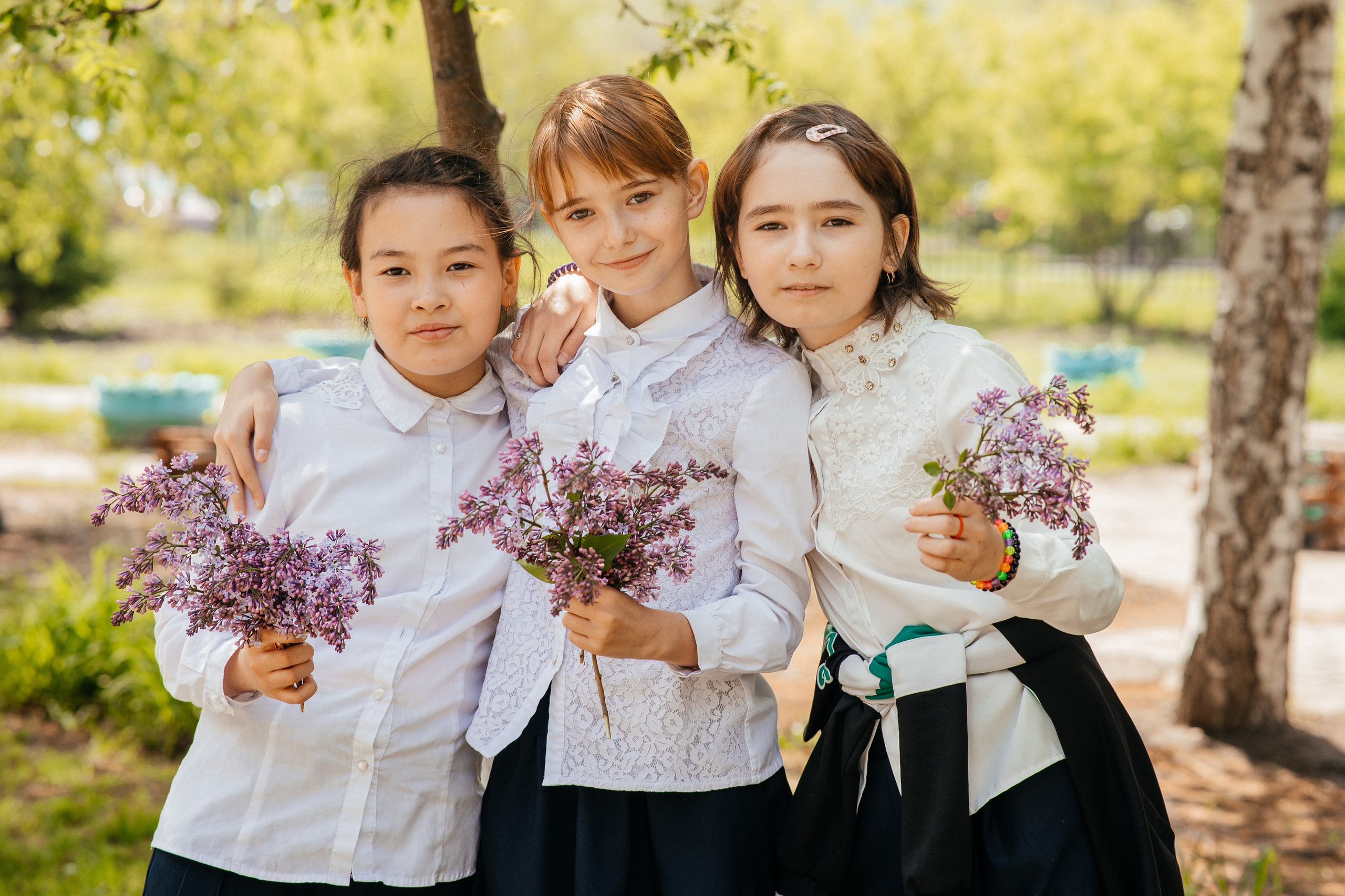 Выпускницы Восточно Казахстанской Области на фото съемке выпускного альбома на природе