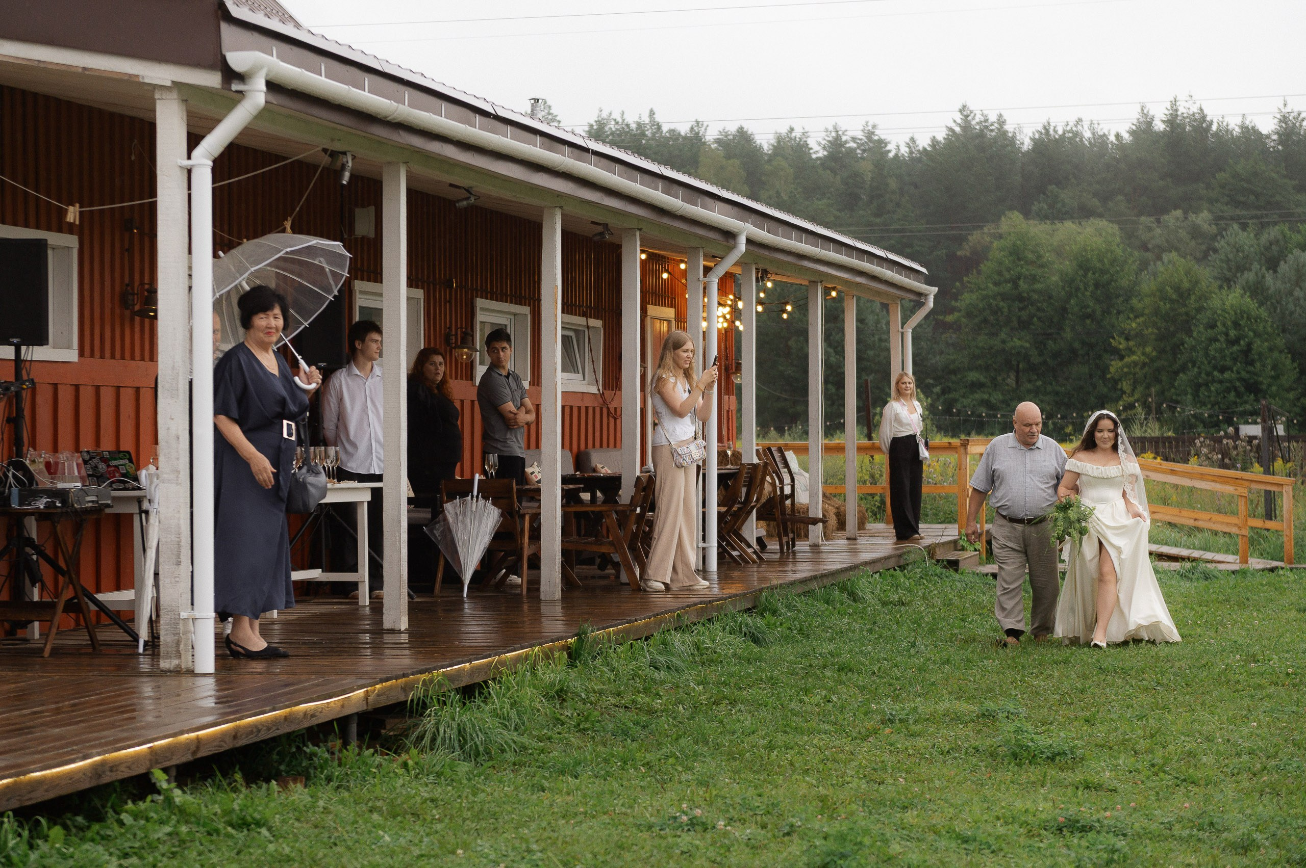 Зеленая тропа, уютная свадьба под дождем. Афина Ефимова. Свадебный фотограф Москва