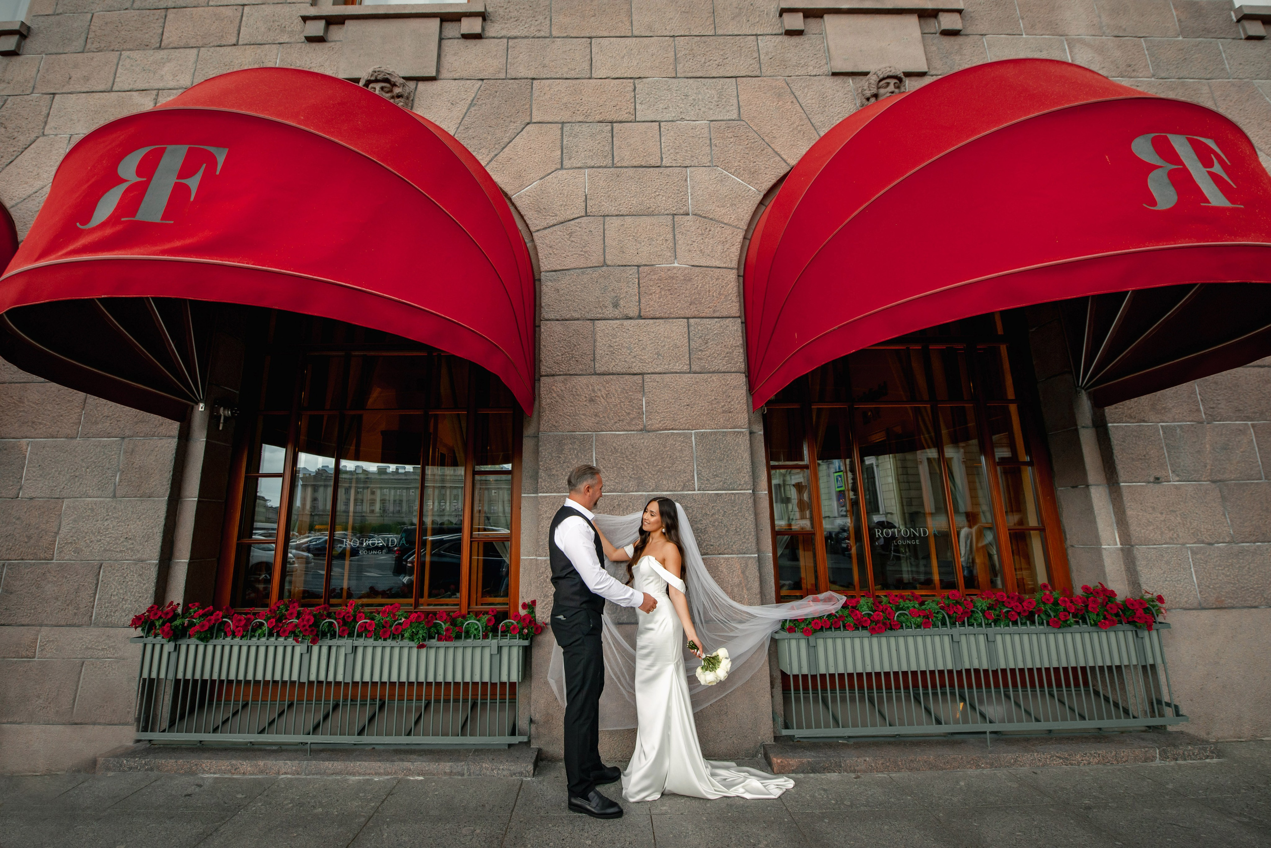 Классическая свадебная фотосессия Аины и Антона по самым красивым местам для свадебной прогулки в Санкт-Петербурге. Портретный, семейный и свадебный фотограф в Санкт-Петербурге и в Пушкине Ширяев Денис