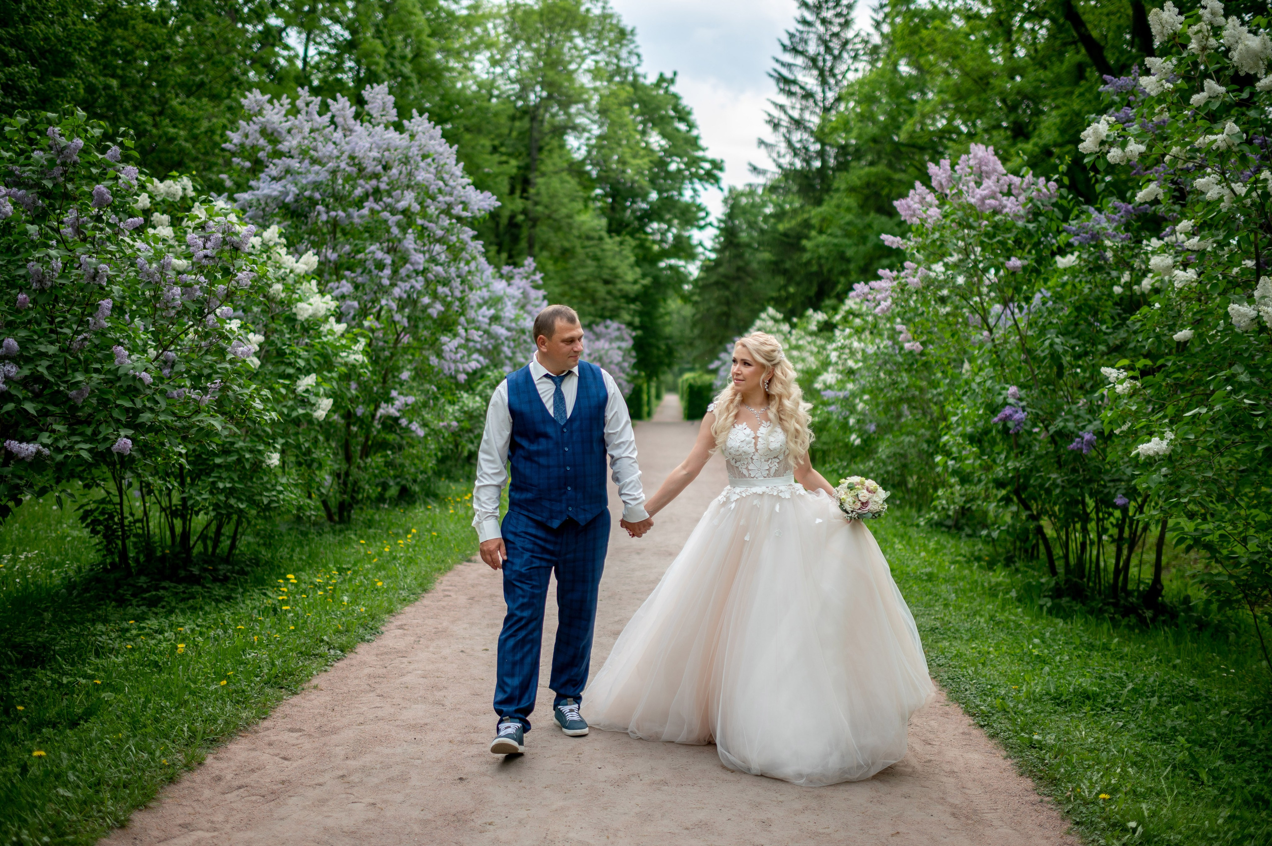 Евгения (фотосессия с малиновым chevrolet camaro, в сирени в Пушкине в Екатерининском парке). Портретный, семейный и свадебный фотограф в Санкт-Петербурге и в Пушкине Ширяев Денис
