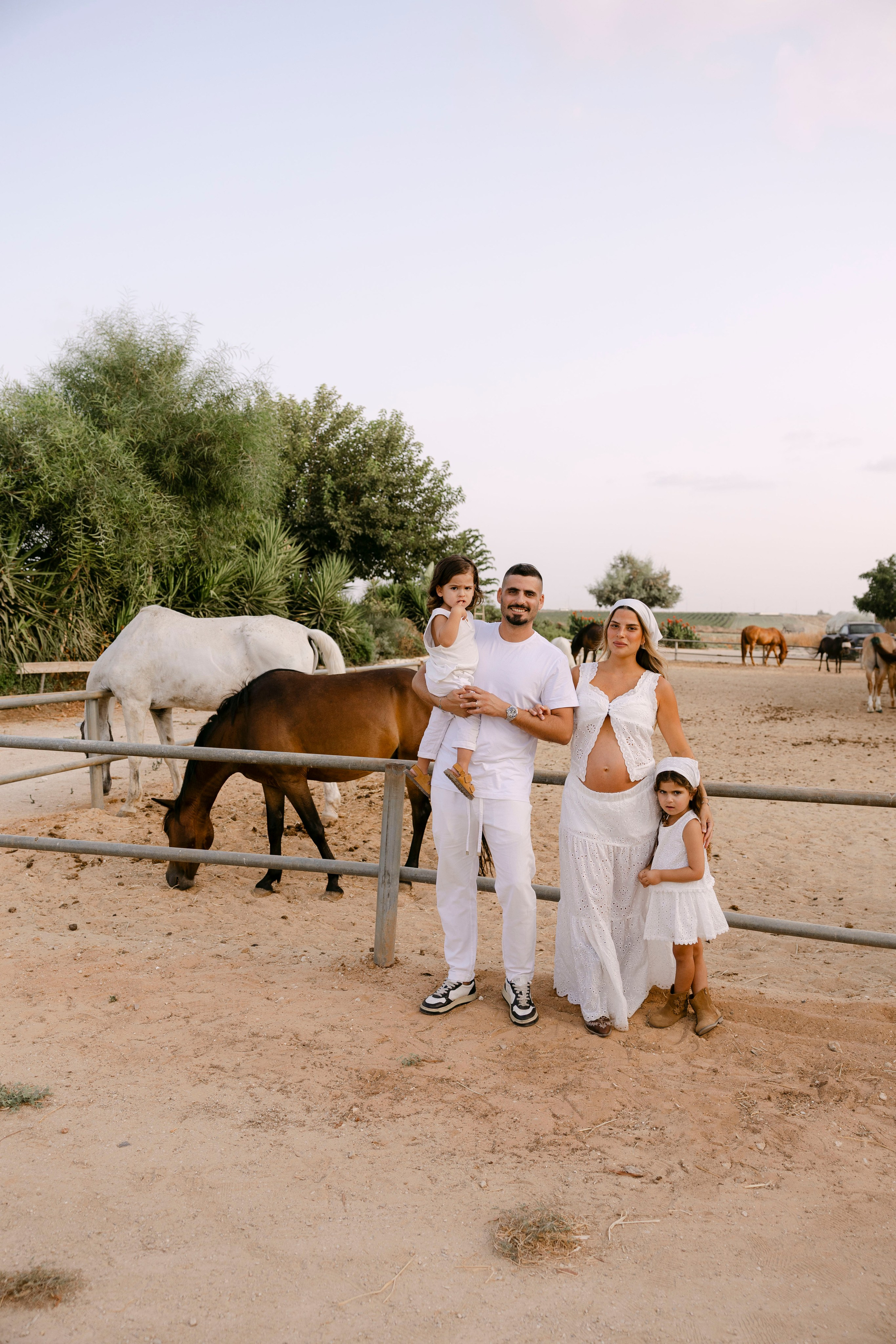 Pregnancy photoshoot at the horse farm. Главная