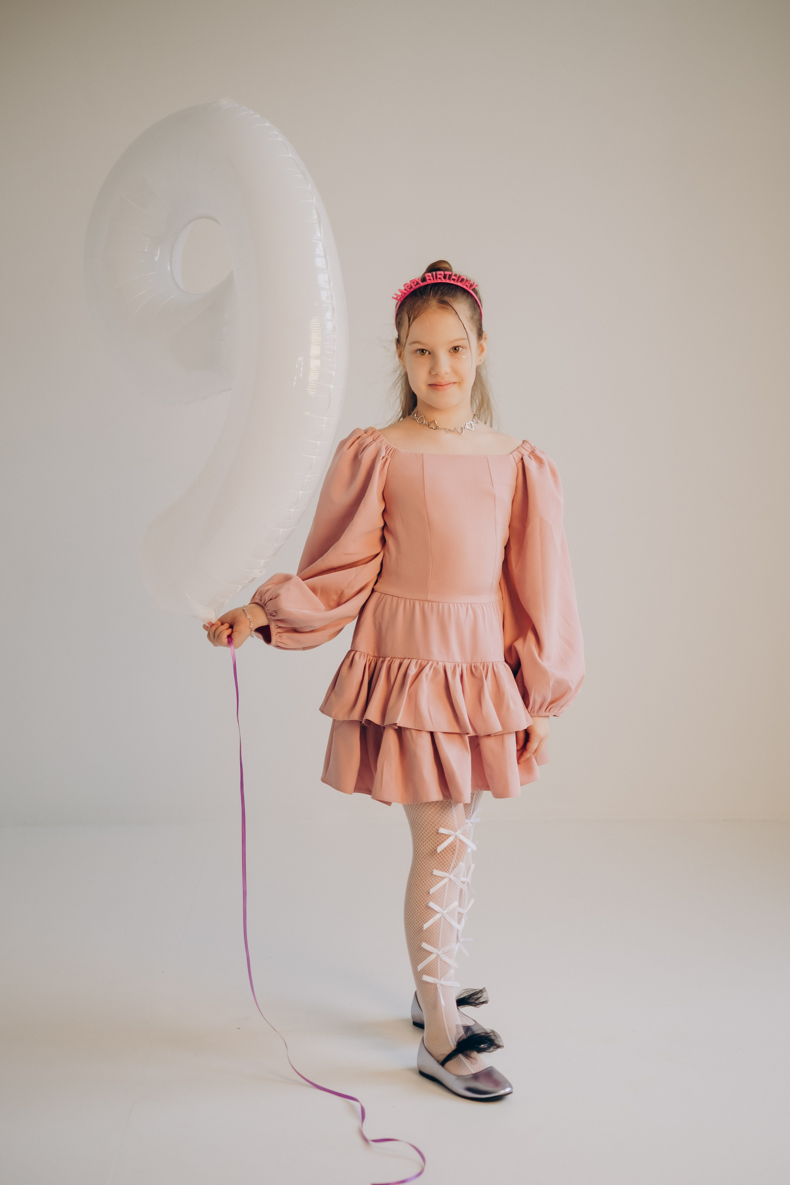 Фотосессия «День рождения» в минималистичной студии. Фотограф Новосибирск Анна Рождественская