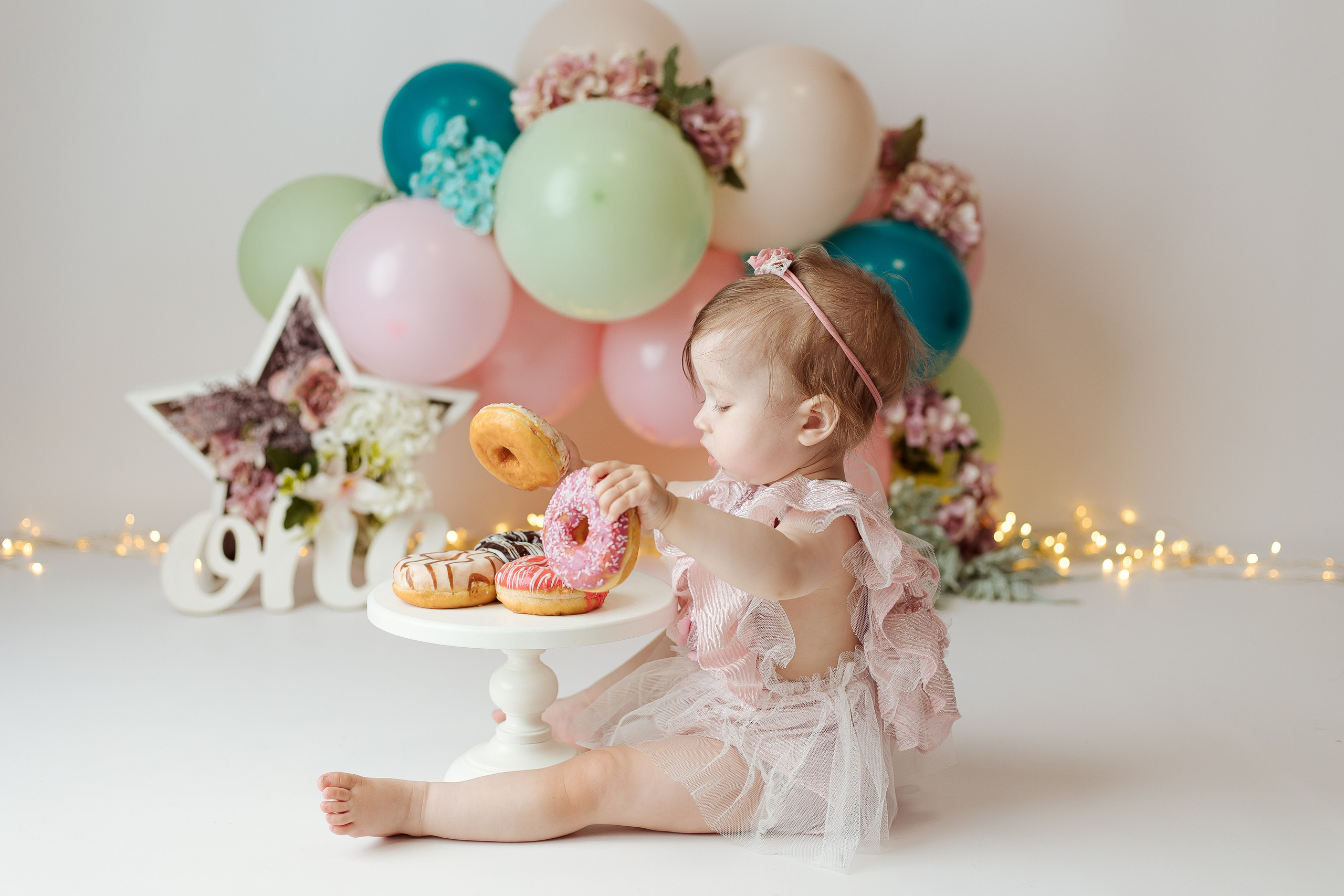 Праздничное оформление. Фотограф беременности, новорожденных Москва. годики под ключ