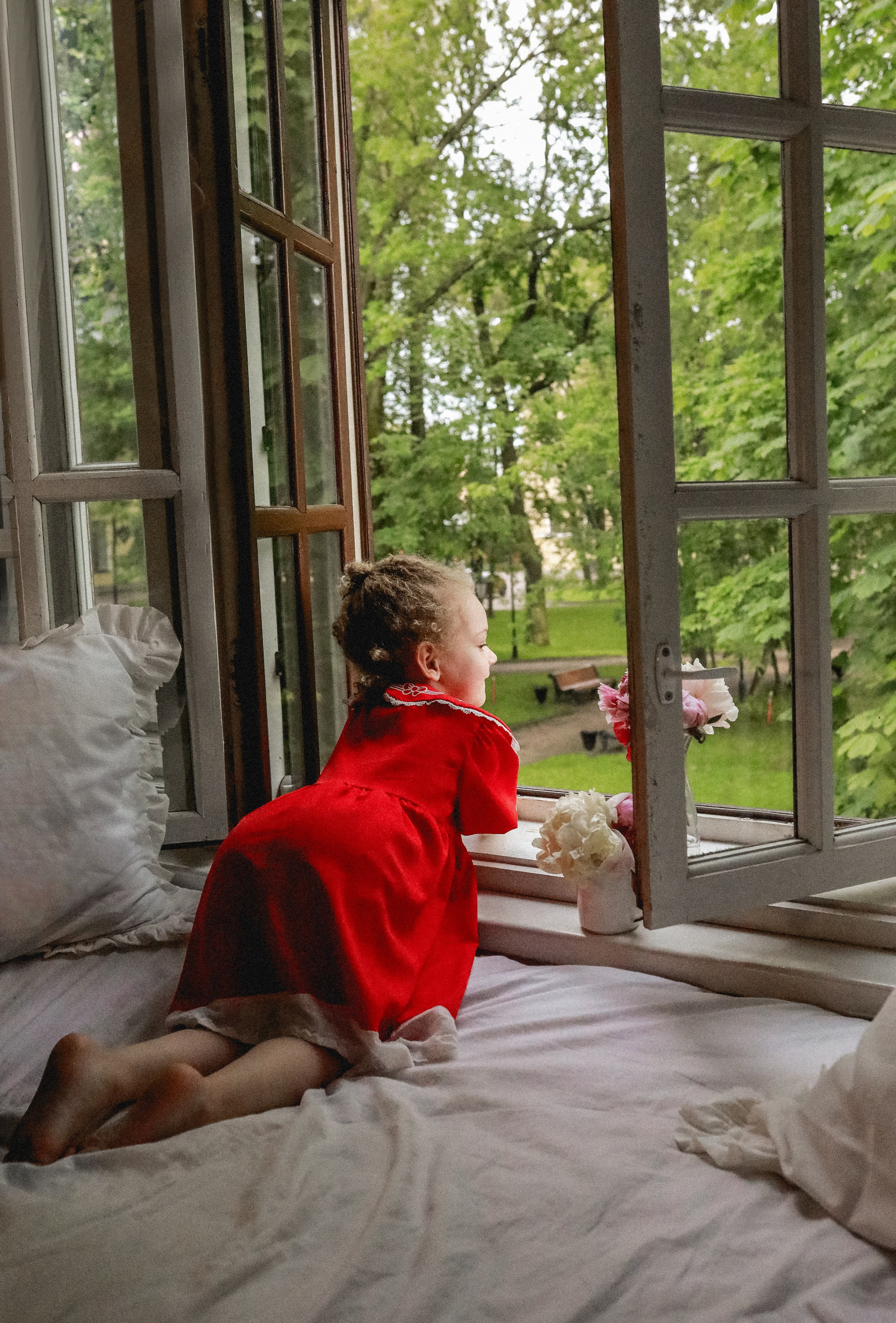 Пионы на балконе