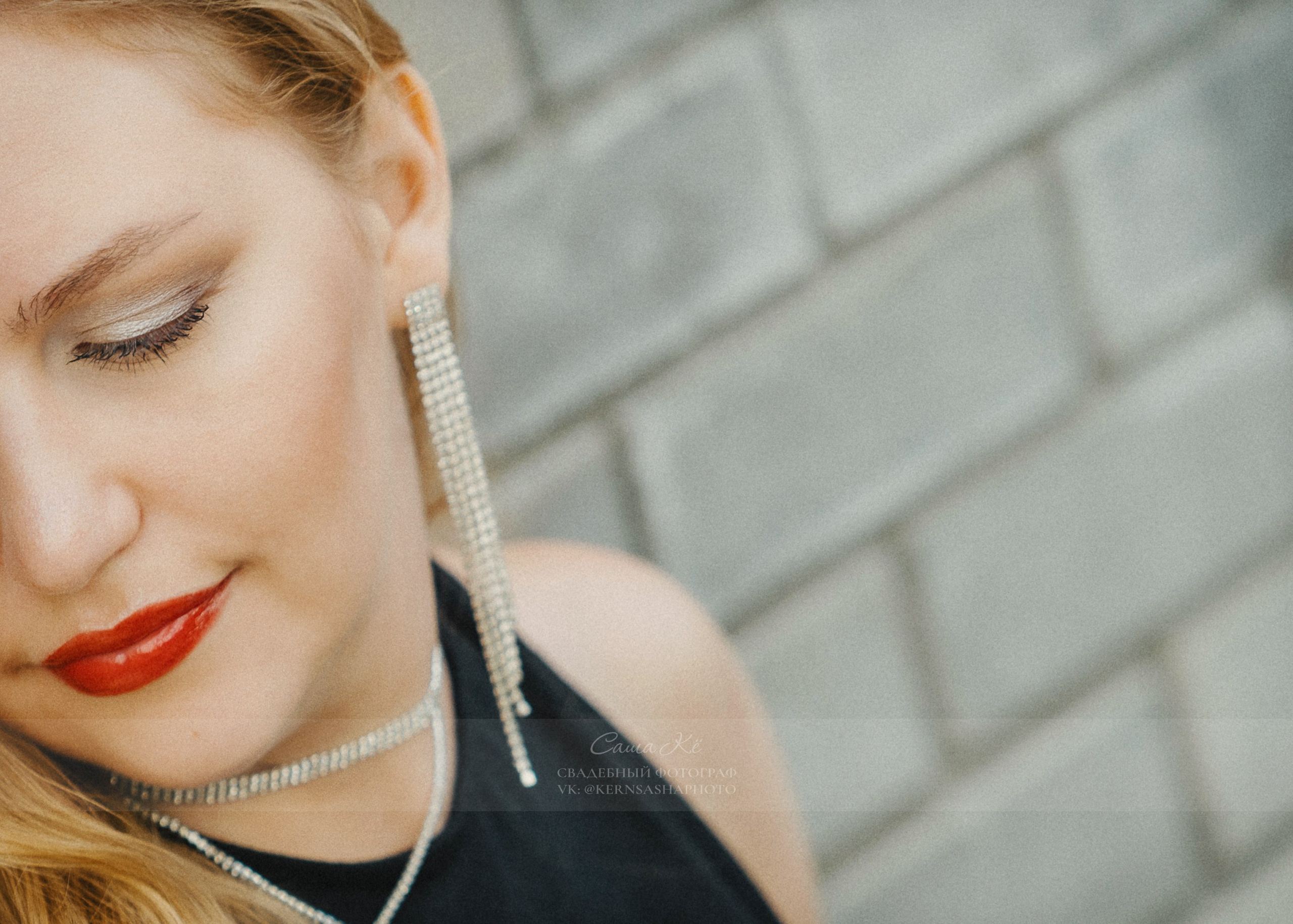 Невеста в свадебном платье кружится на площади