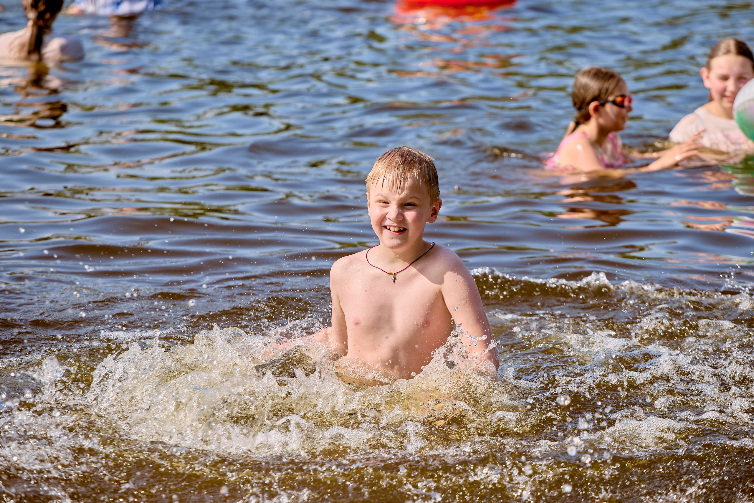 Портрет ребёнка у воды — светлая радость и Божья благодать в каждом кадре, фото Николая Голованова, г. Дзержинск.