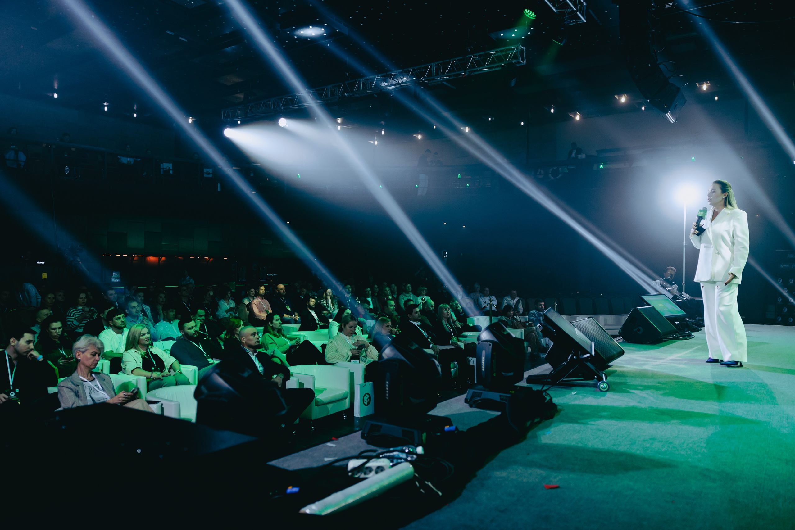 Ивенты и Конференции. Сайт с красивыми фотографиями и людьми