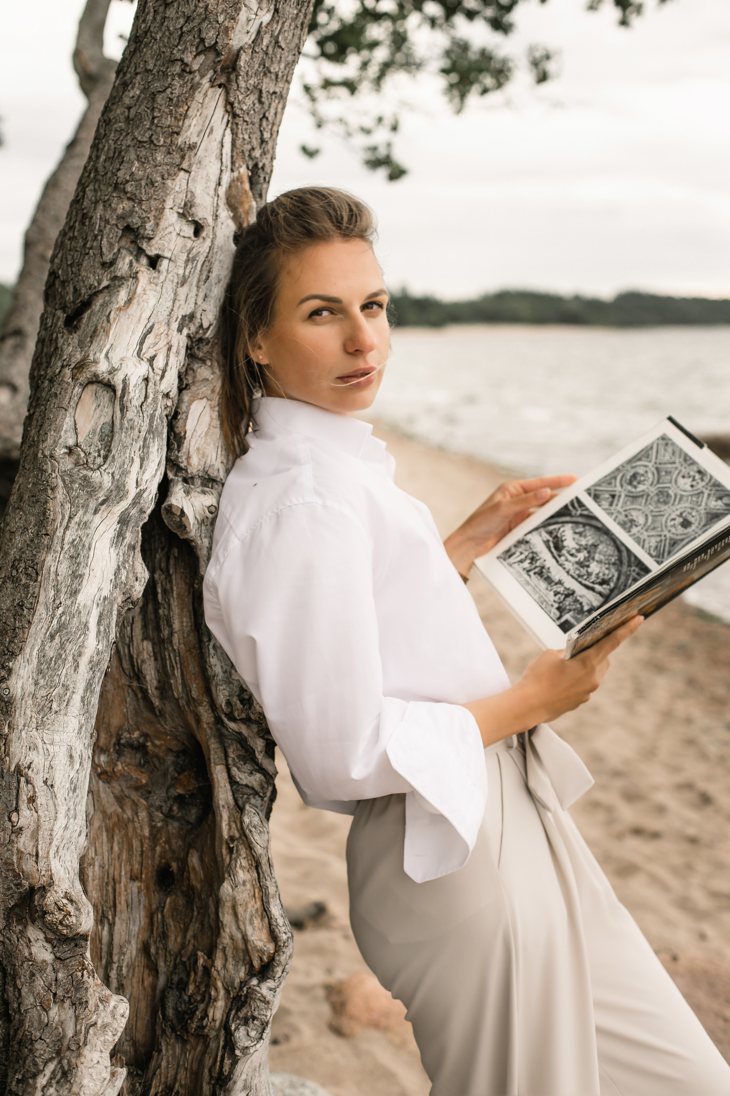  На берегу финского залива девушка с книжкой .  Берег кронштадта.