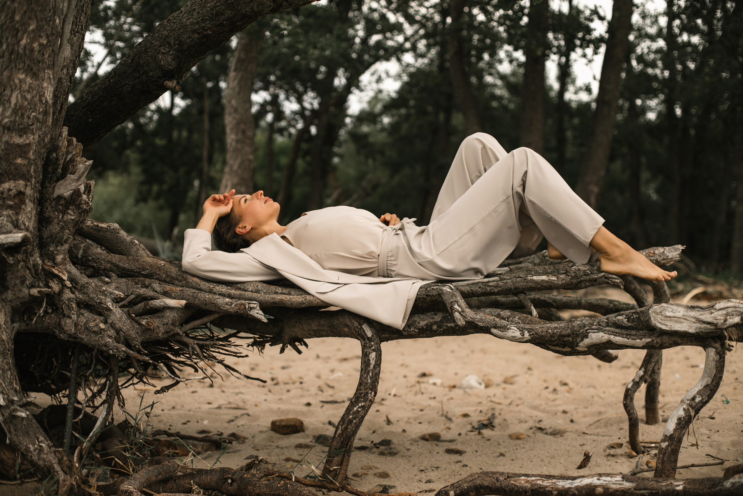 а пляже  финского залива девушка . Берег кронштадта.