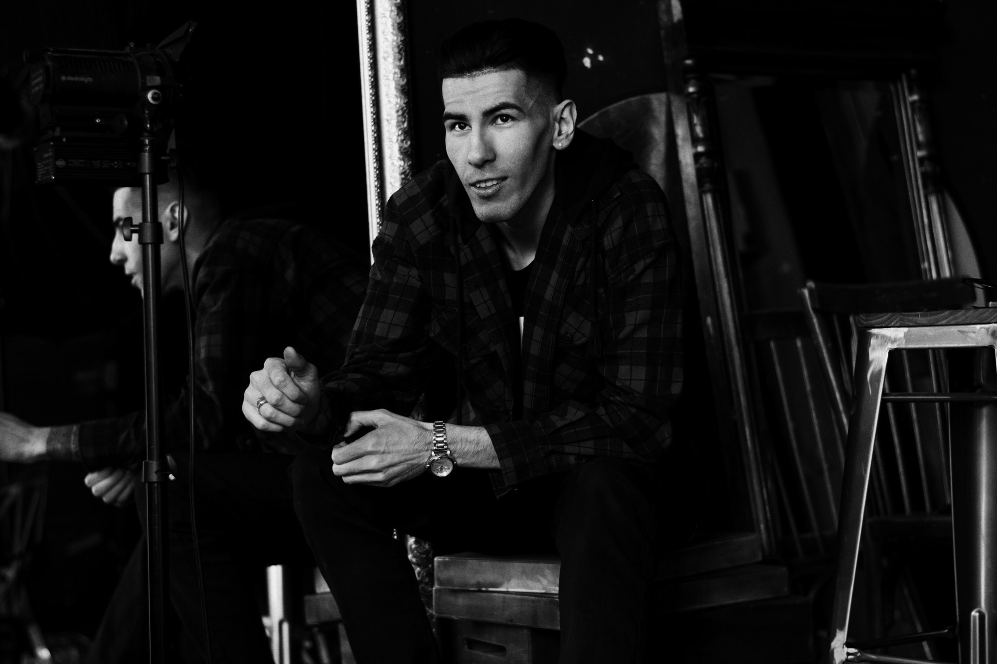 Профессиональная мужская фотосъемка в студии, модель в современном образе оверсайз на фоне минималистичного интерьера