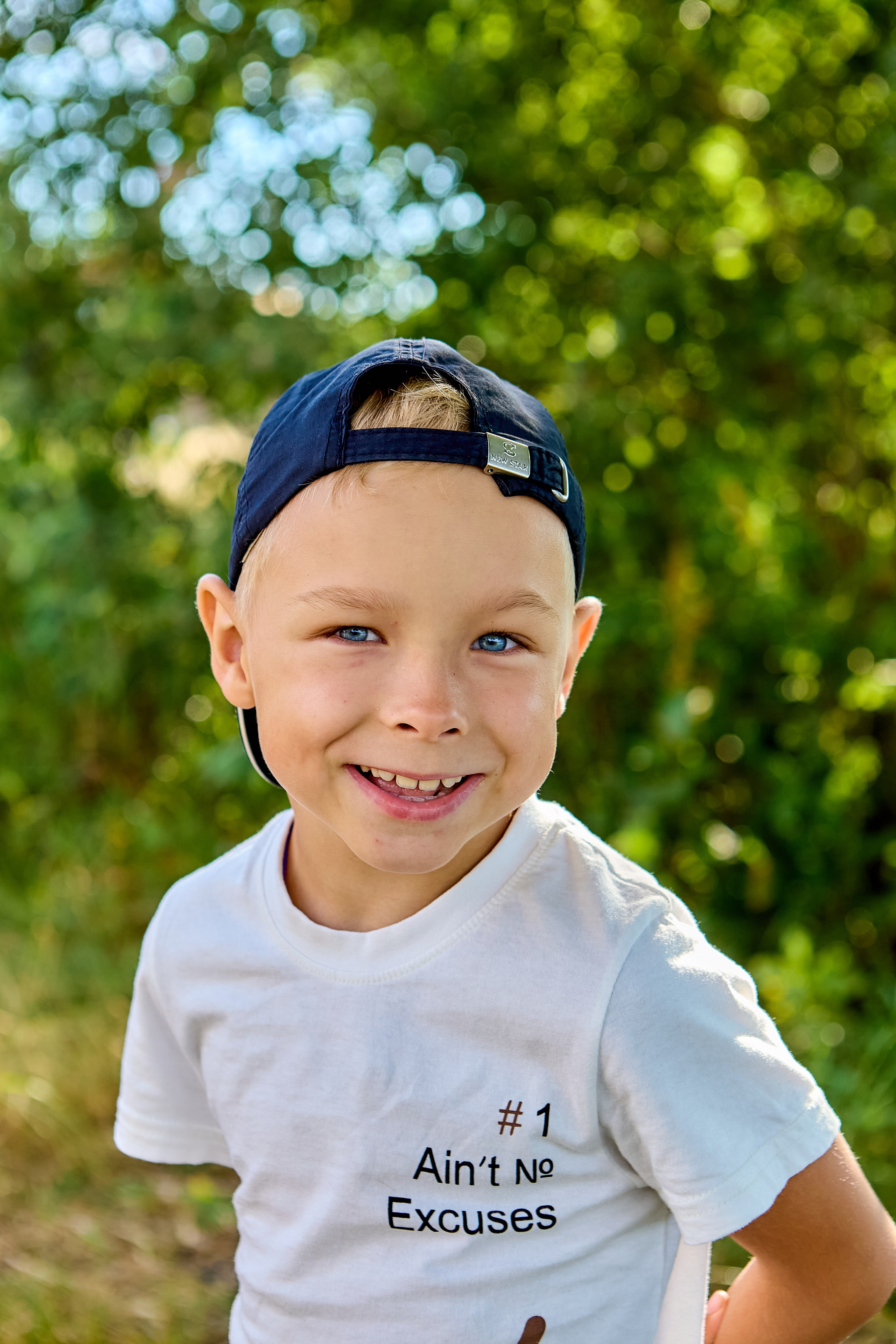 Семейная прогулка летом на озере