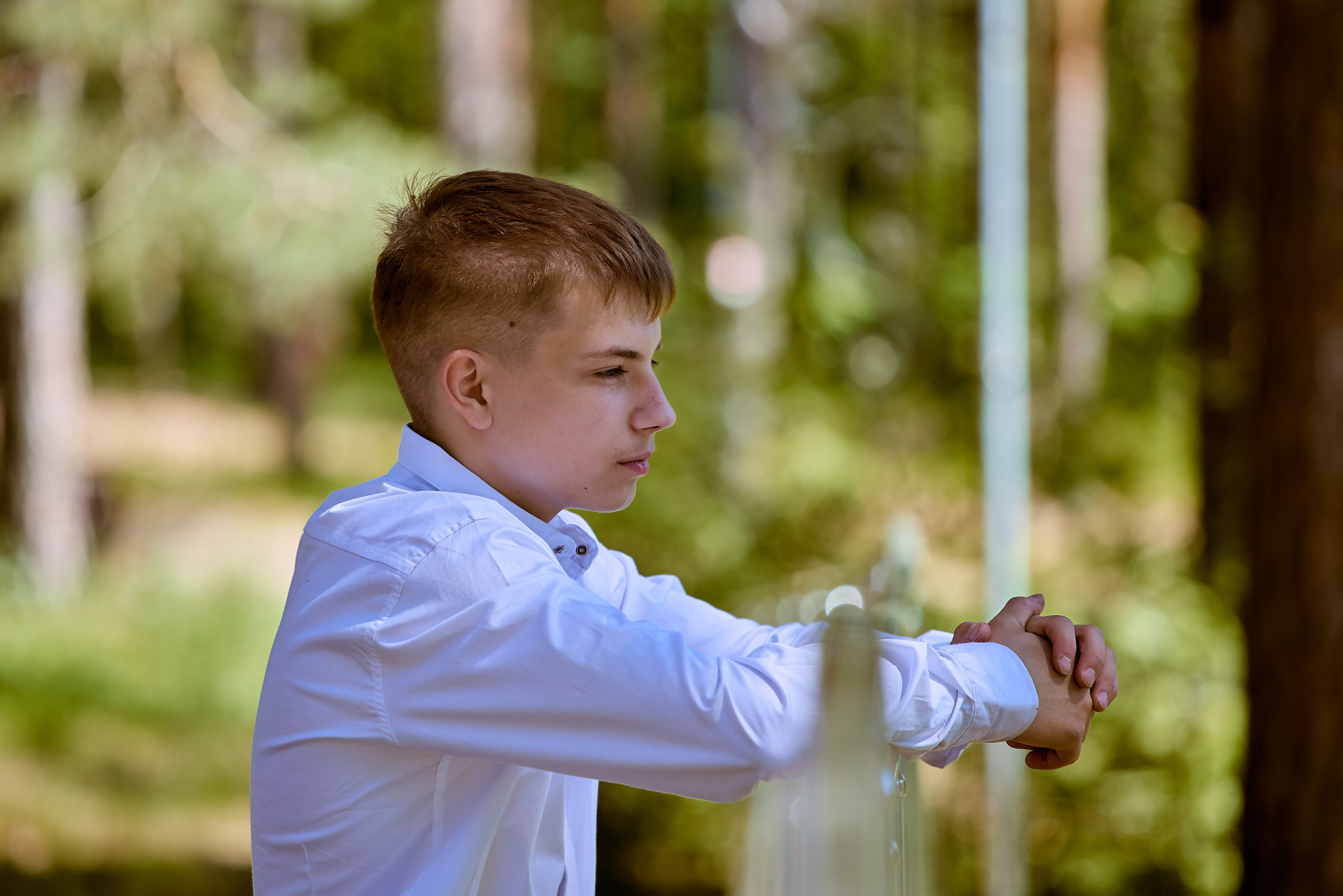 Девятиклассник в окружении зелени и света — символ юности и новых свершений, кадр Николая Голованова, г. Дзержинск.