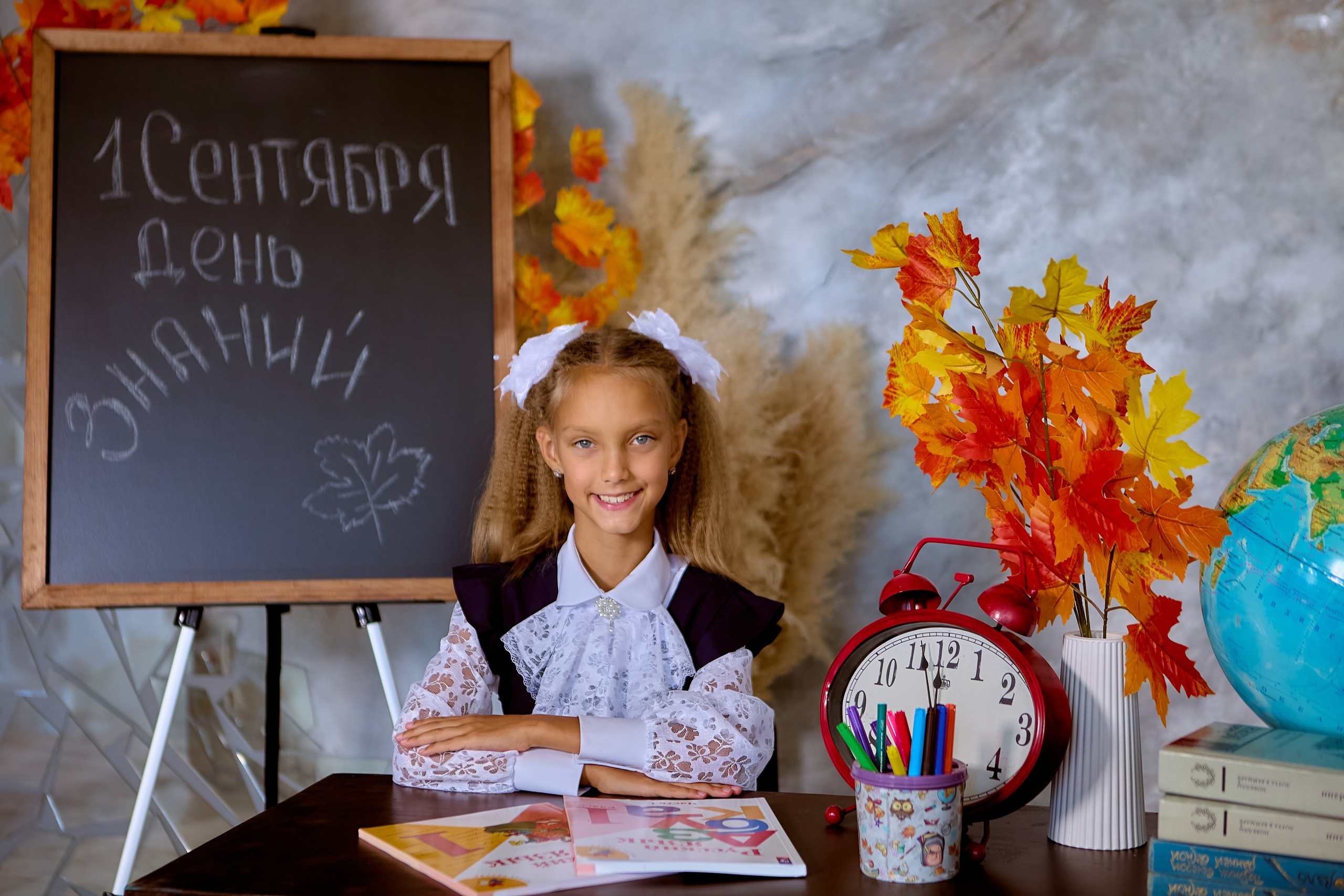 День Знаний. Школьный портрет. Девочка за партой. Православный фотограф Николай Голованов
