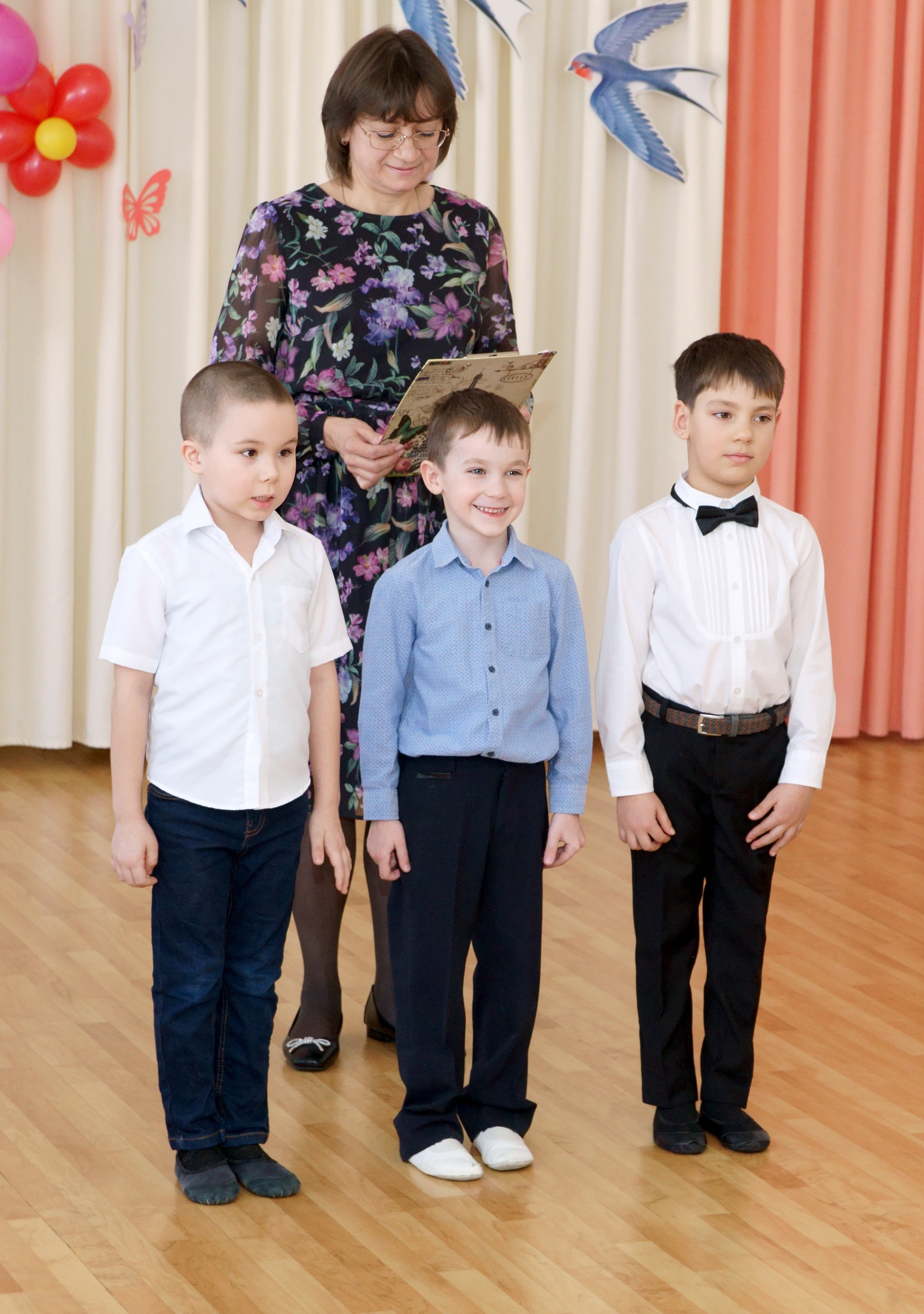 Съемка утренника в детском саду - мальчики читают стихи