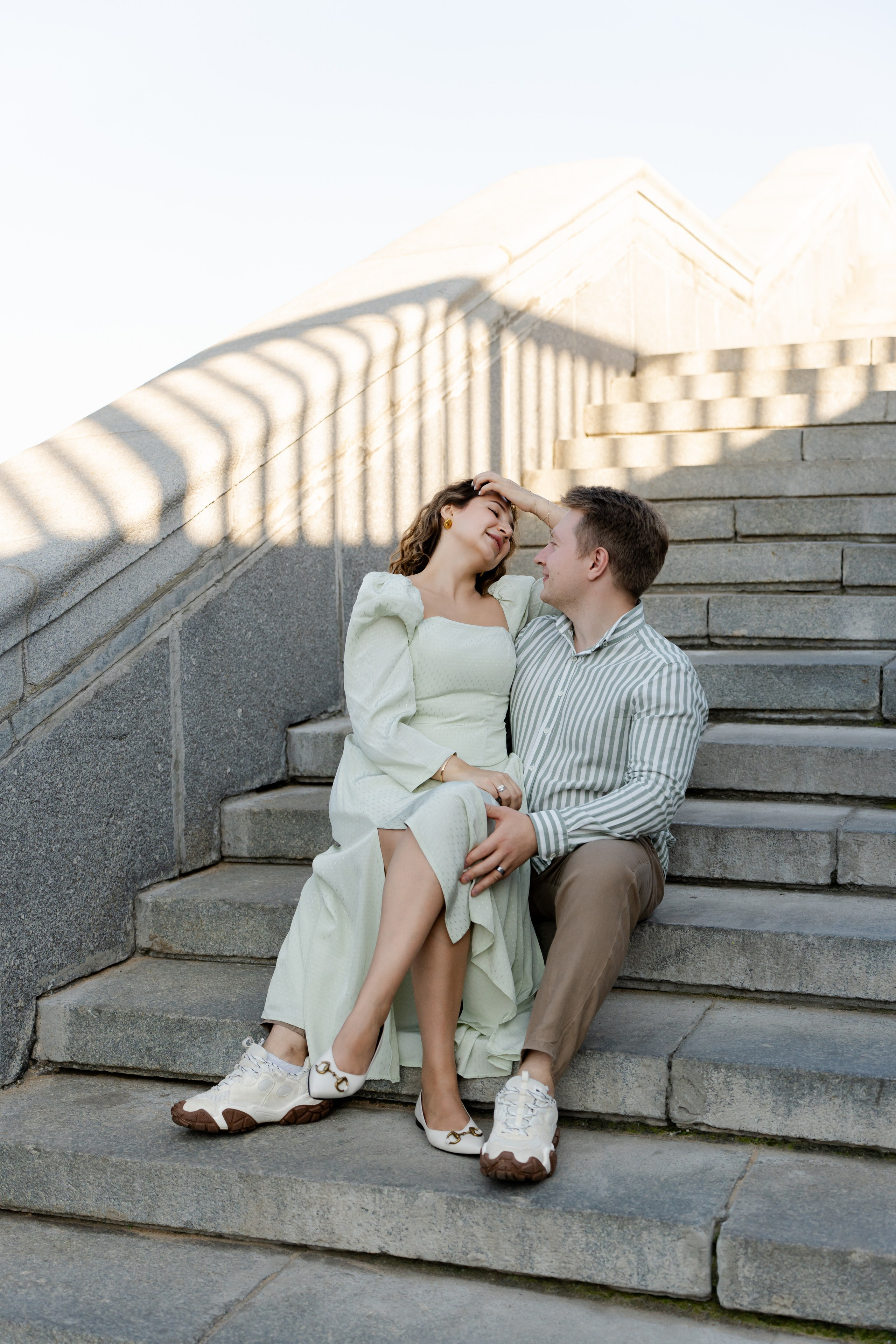Девушка с парнем сидят на лестнице Фотосессия Love story Фотограф Москва 