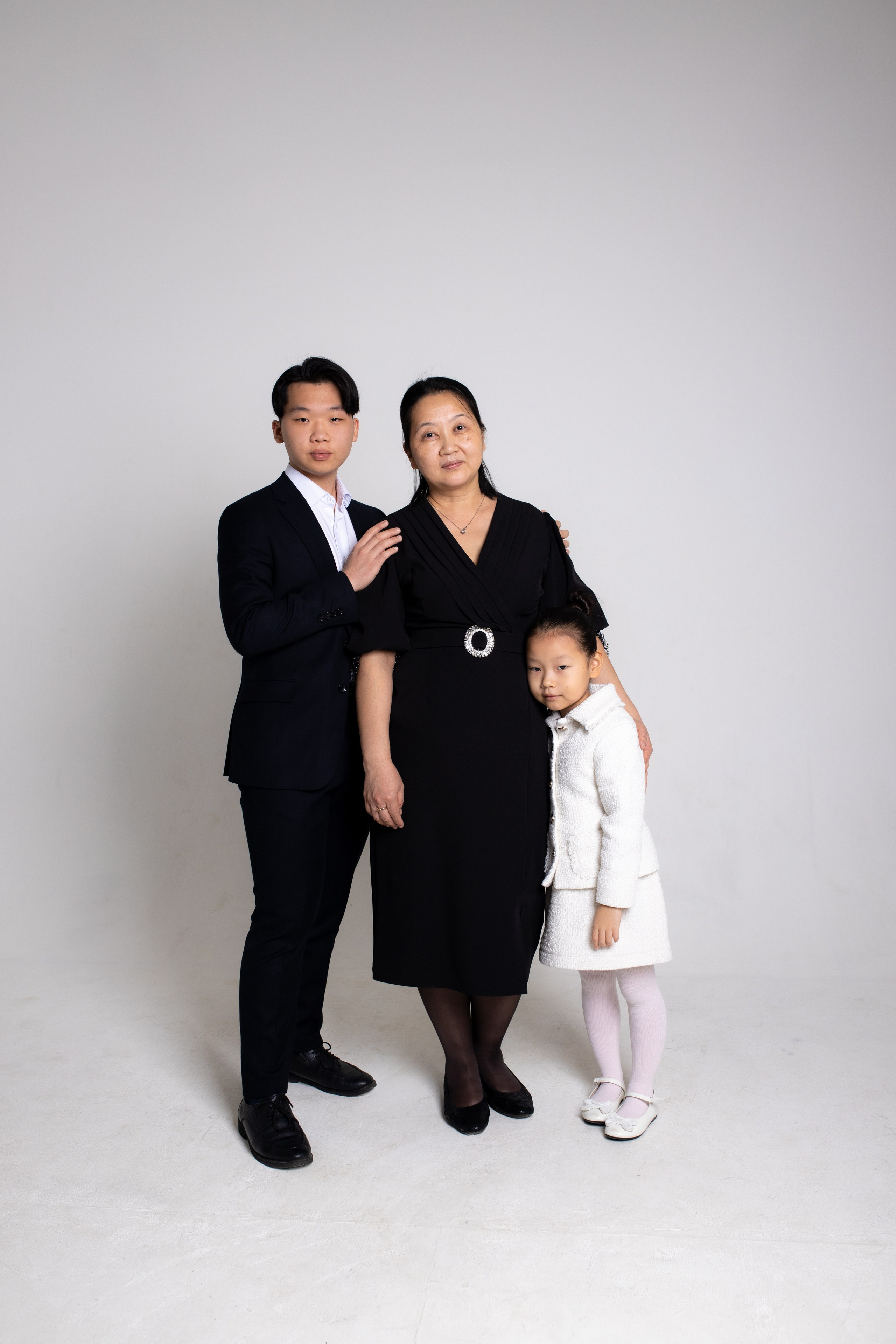 Семейная фотосессия на циклораме с импульсным светом. Фотограф в Железнодорожном и Балашихе