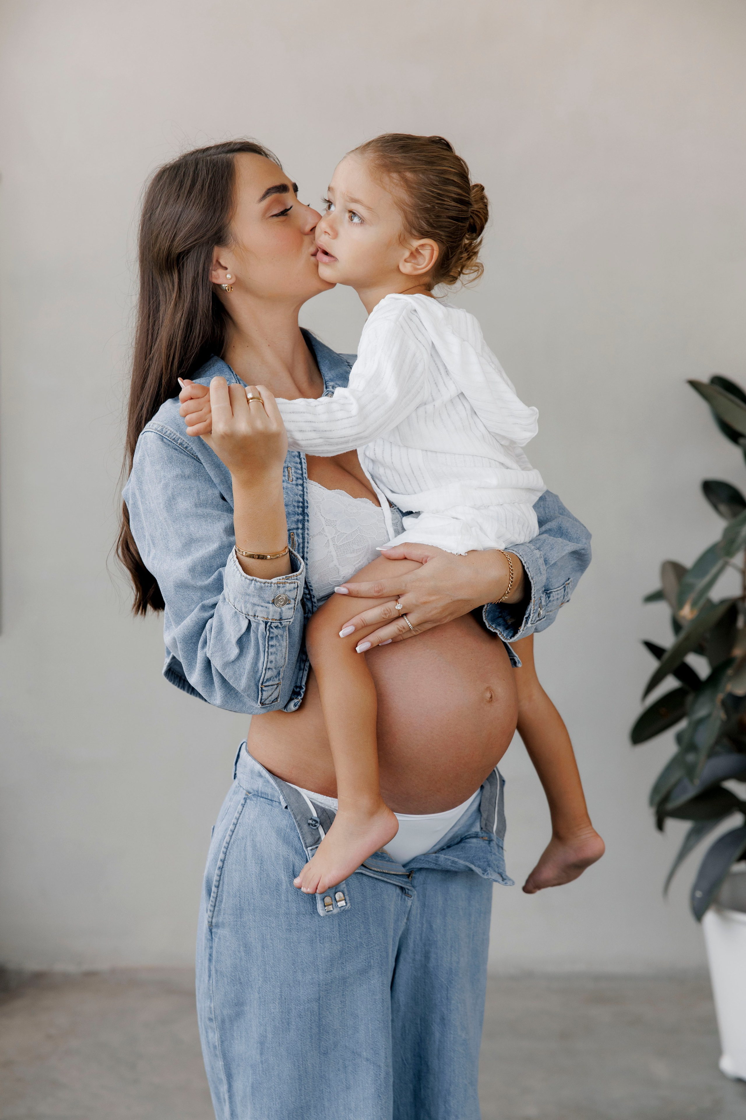 Pregnancy photoshoot inside the studio in Tel Aviv. Главная