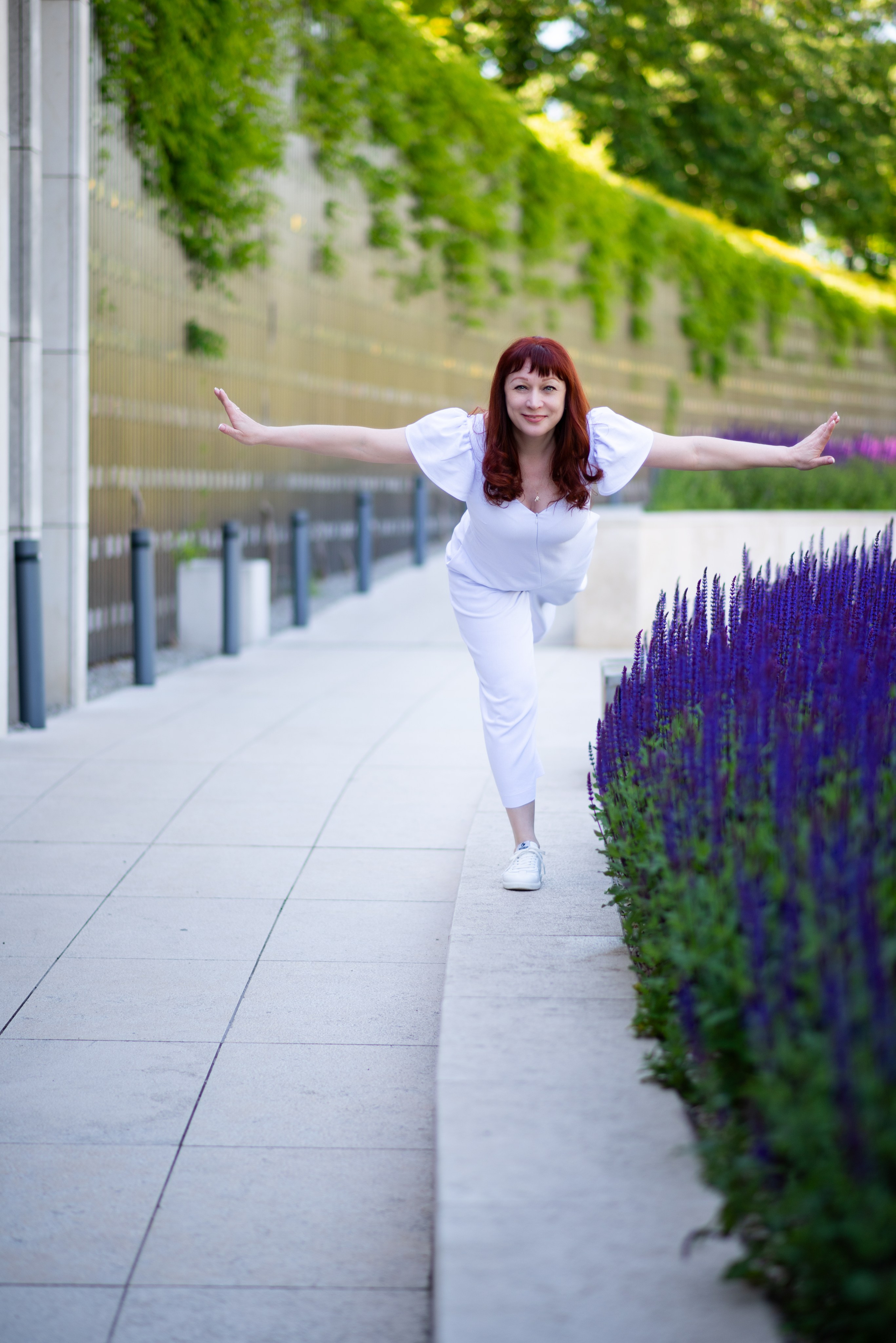 Людмила с шалфеем в парке Галицкого. Фотограф в Краснодаре Анна Карелина