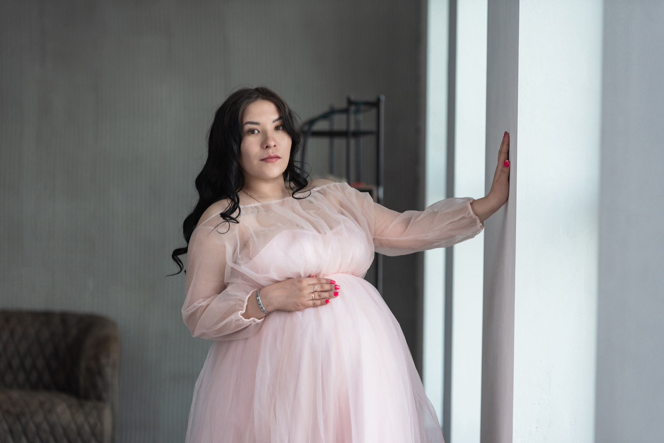 Платье розовое фатиновое со шлейфом для фотосессии беременности в Иркутске