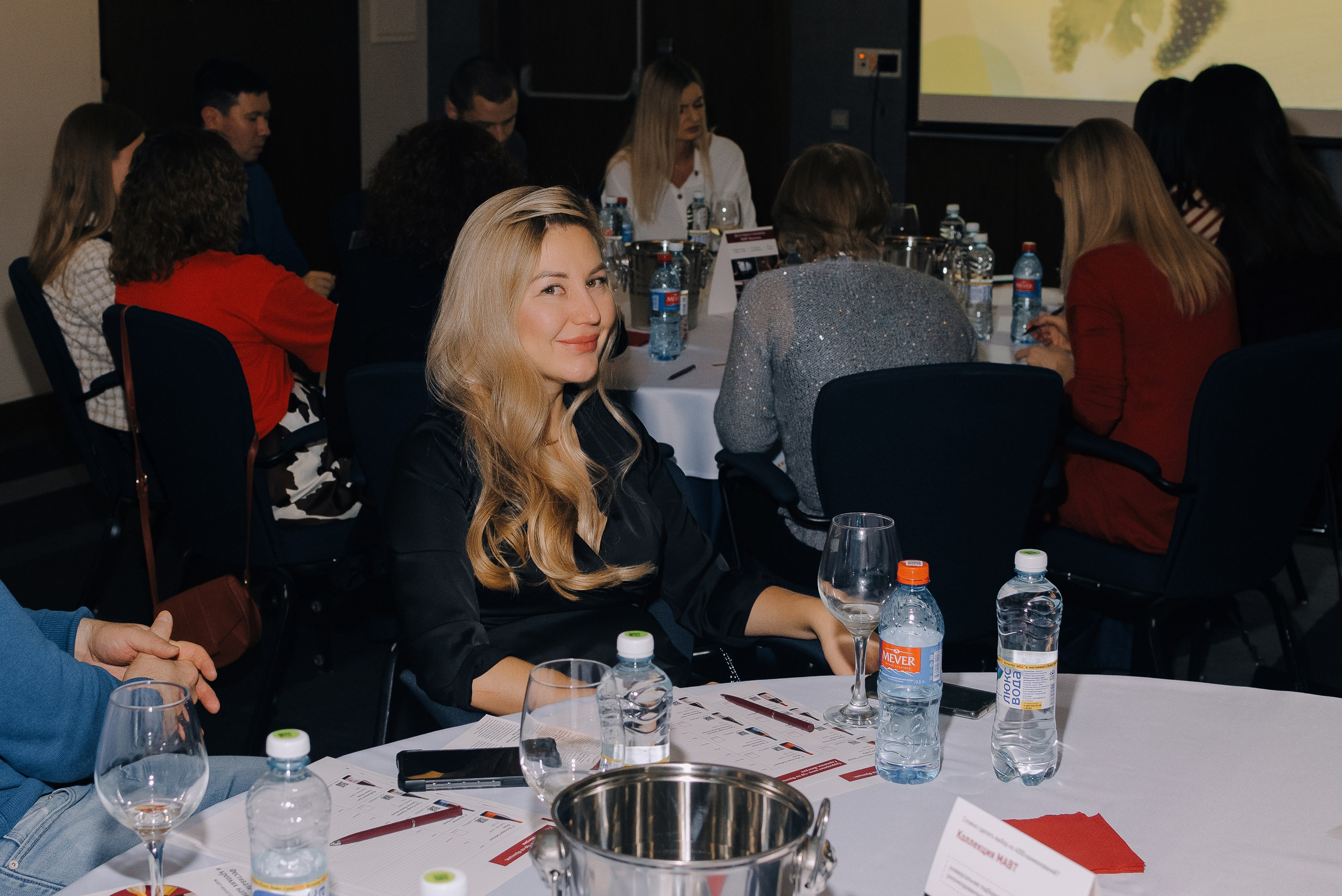 ФЕСТИВАЛЬ ВИНА И КРЕПКИХ НАПИТКОВ МАВТ-ВИНОТЕКА. Репортажный фотограф Зуев Роман г. Челябинск