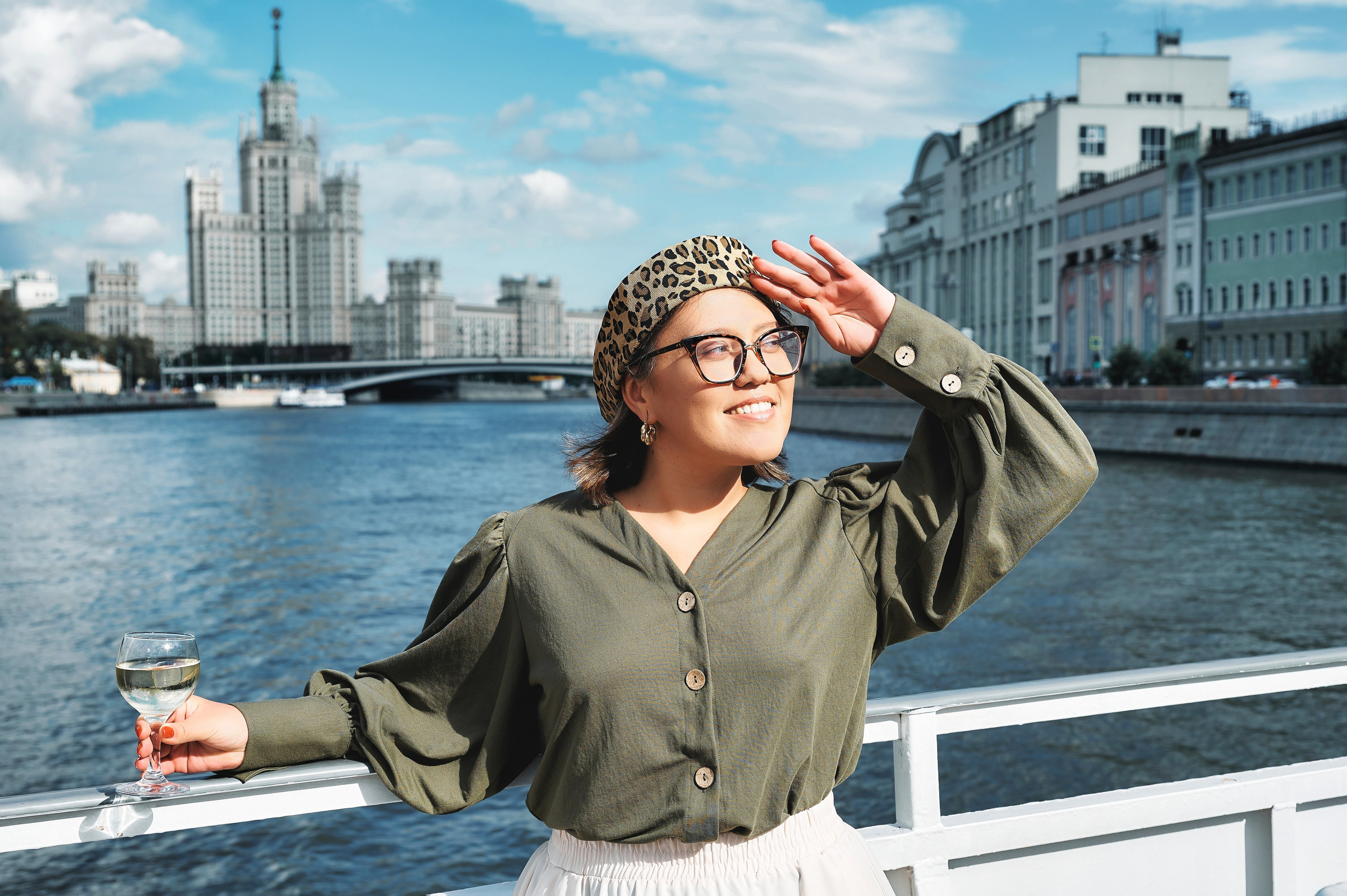 Люди на берегу с видом на горы, природный пейзаж, живое событие фотография