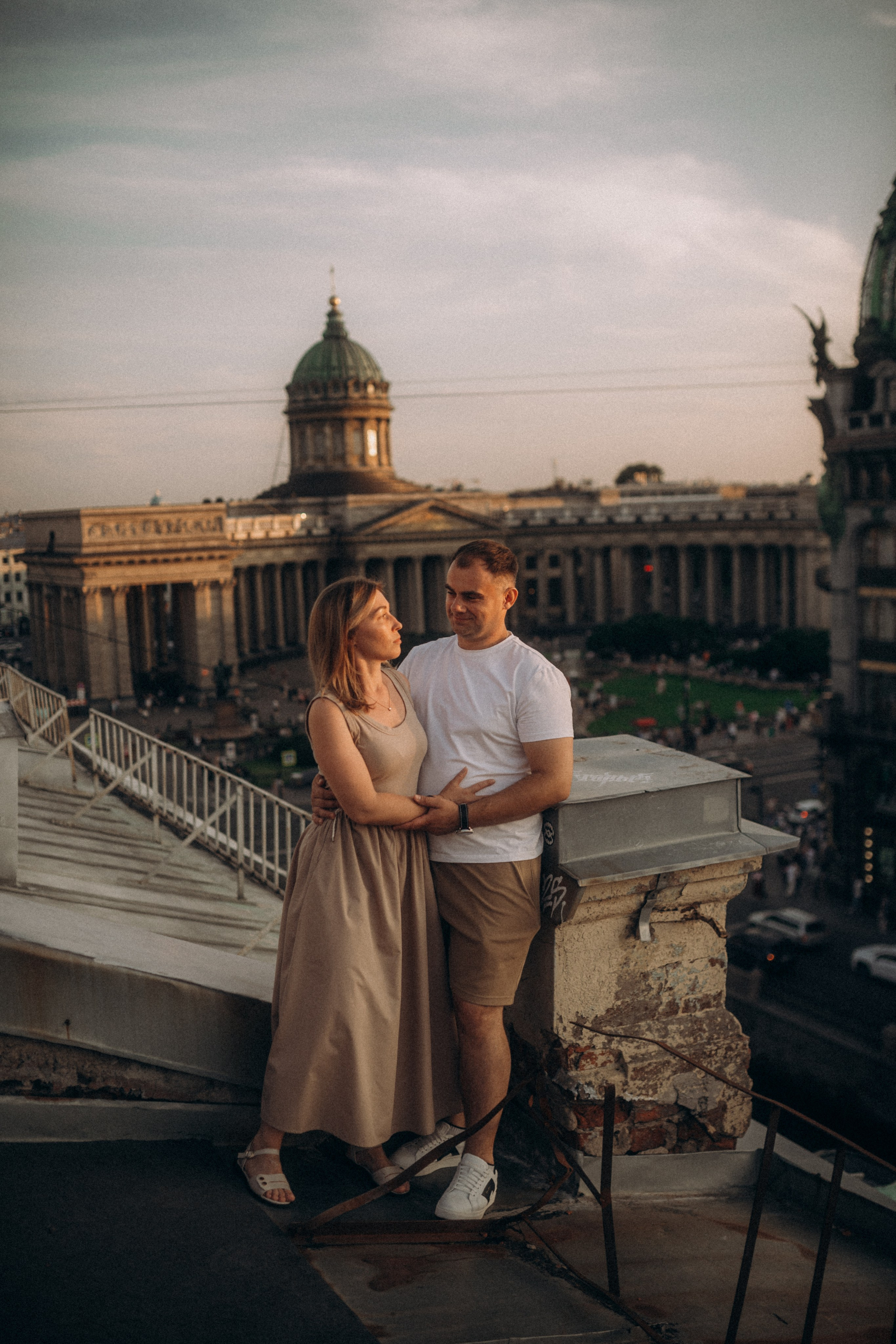 Мы сидим на питерской, теплой крыше. Фотограф в Санкт Петербурге Лара Великова