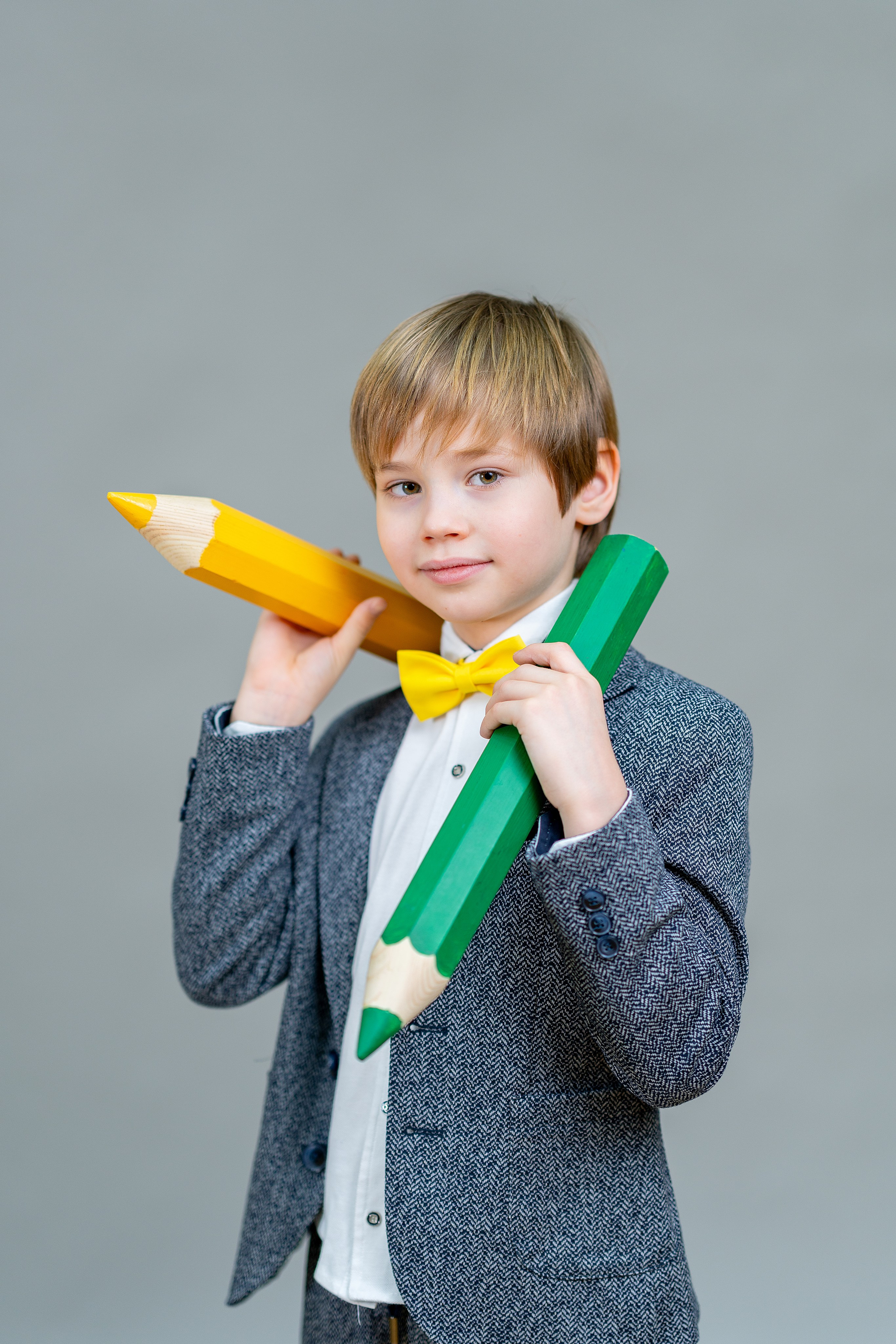 С карандашами. Школьный фотограф и фотограф в детском саду