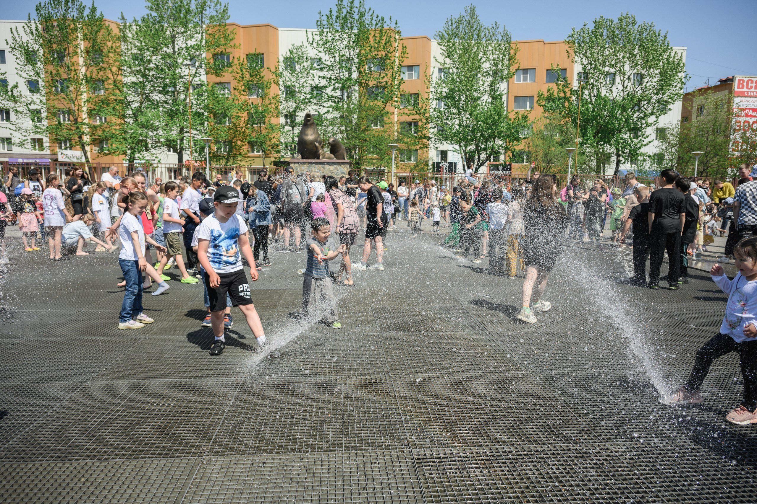 Фотосъемка открытия фонтана в День защиты детей в Петропавловске-Камчатском. Детская фотосессия у фонтана в Петропавловске-Камчатском, Яркие эмоции детей на празднике в Петропавловске-Камчатском. Фотосъемка семейного праздника у фонтана в Петропавловске-Камчатском, Профессиональная съемка детских мероприятий в Петропавловске-Камчатском.  