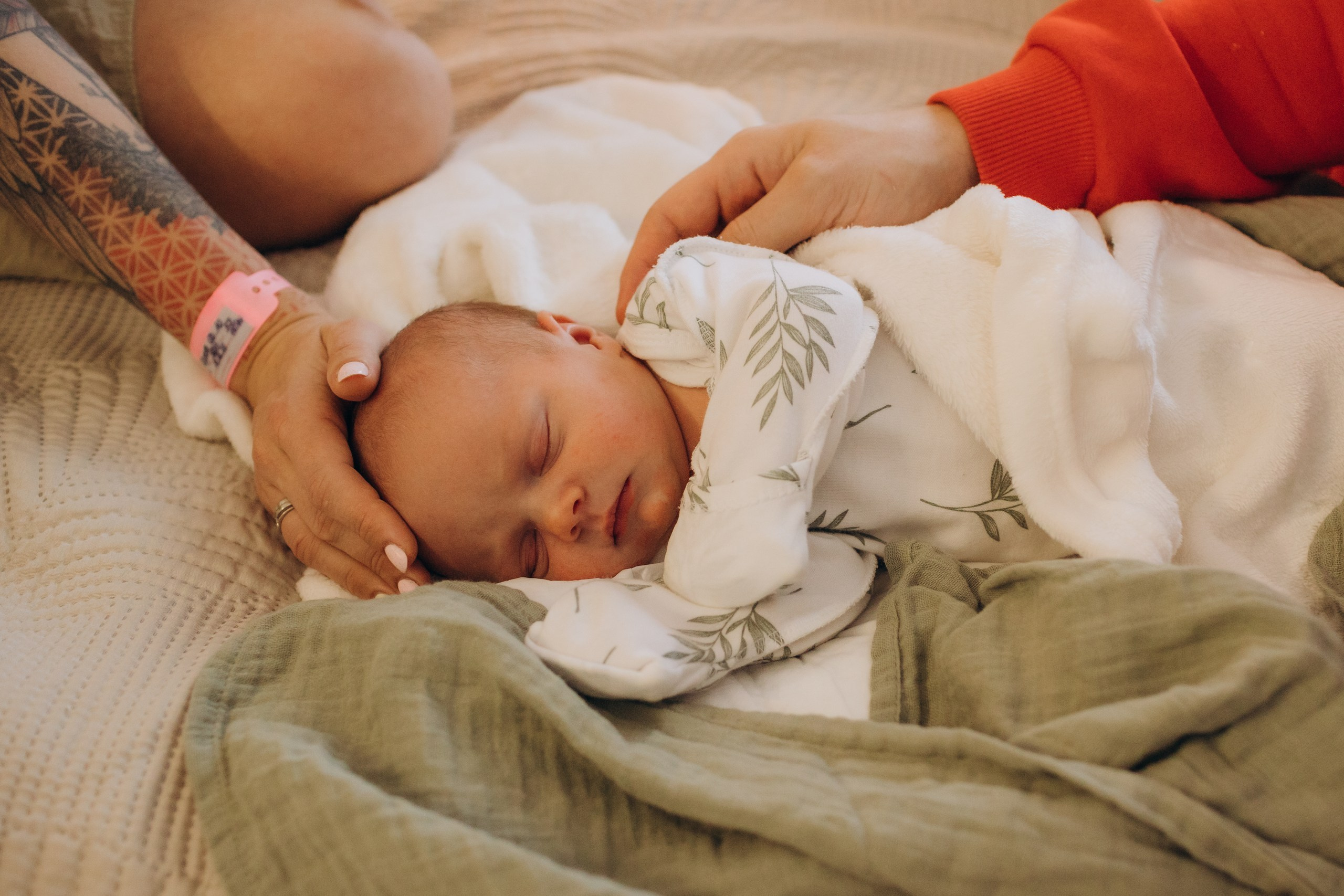 Яся и кулон. Выписка. Фотограф на роды в Санкт-Петербурге Екатерина Сысоева