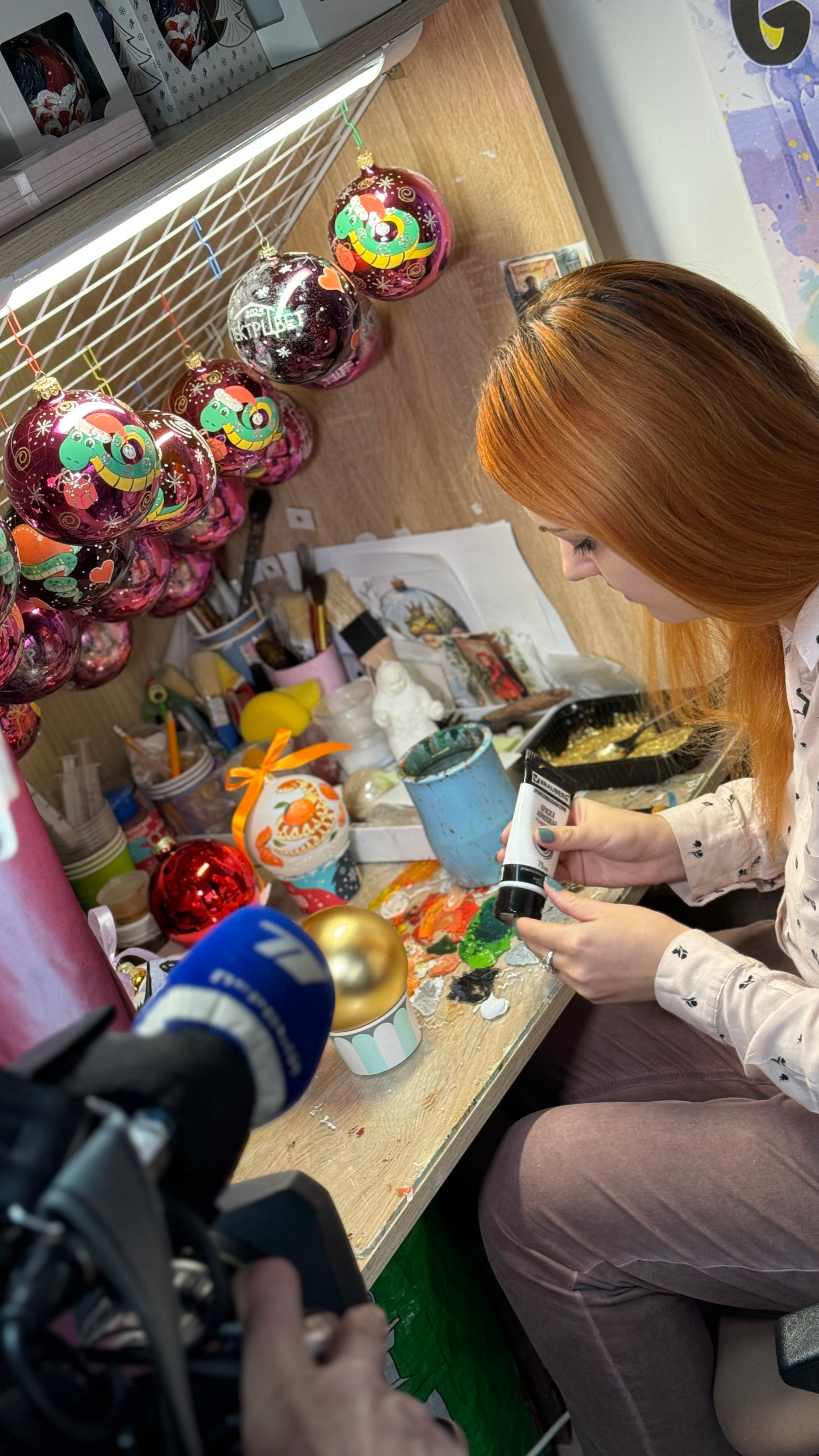 ArtSHARm- наше портфолио по ёлочным шарам с ручной росписью. Художественная ручная роспись елочных шаров, корпоративные подарки и восковые аромасвечи