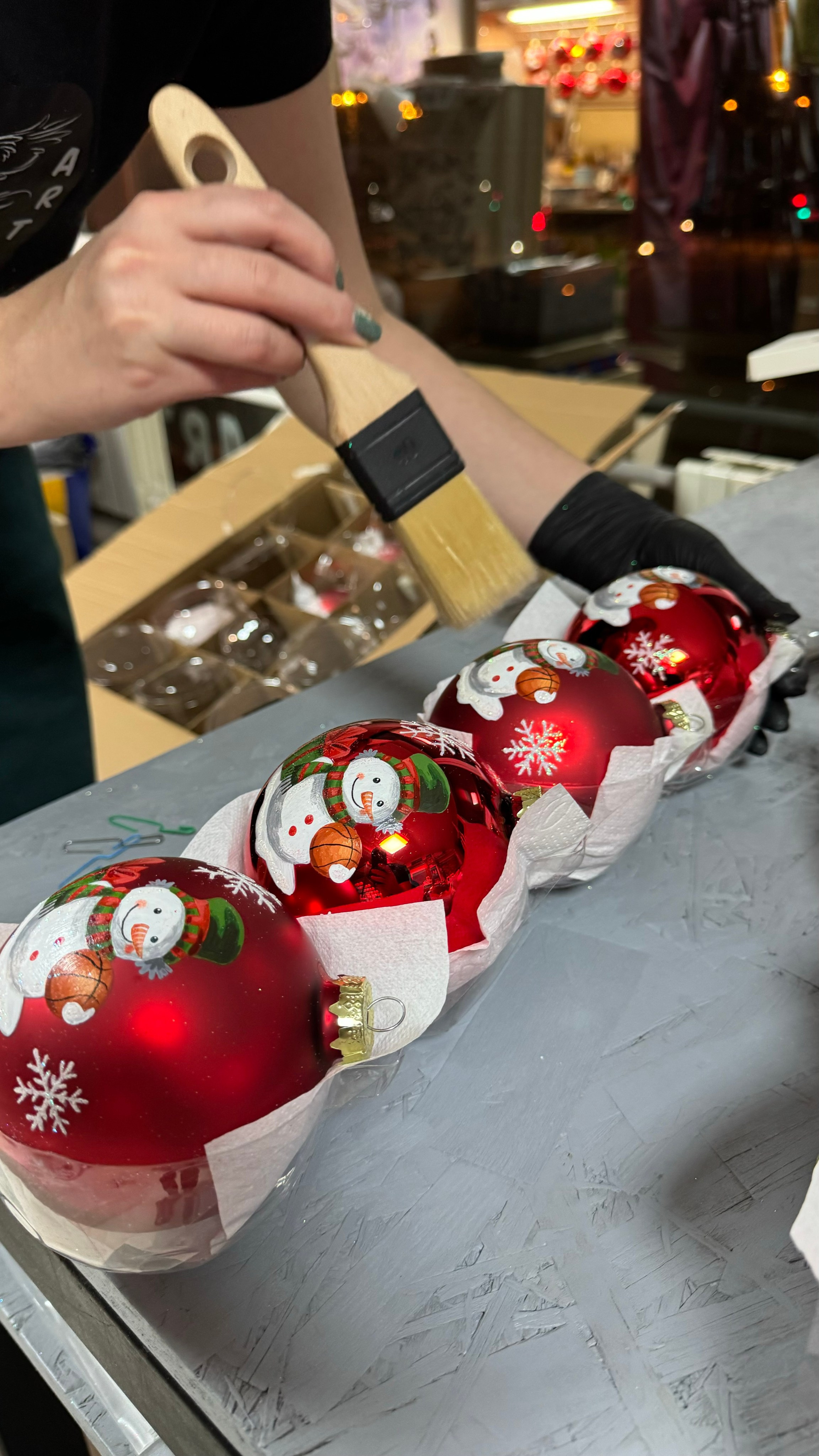 ArtSHARm- наше портфолио по ёлочным шарам с ручной росписью. Художественная ручная роспись елочных шаров, корпоративные подарки и восковые аромасвечи