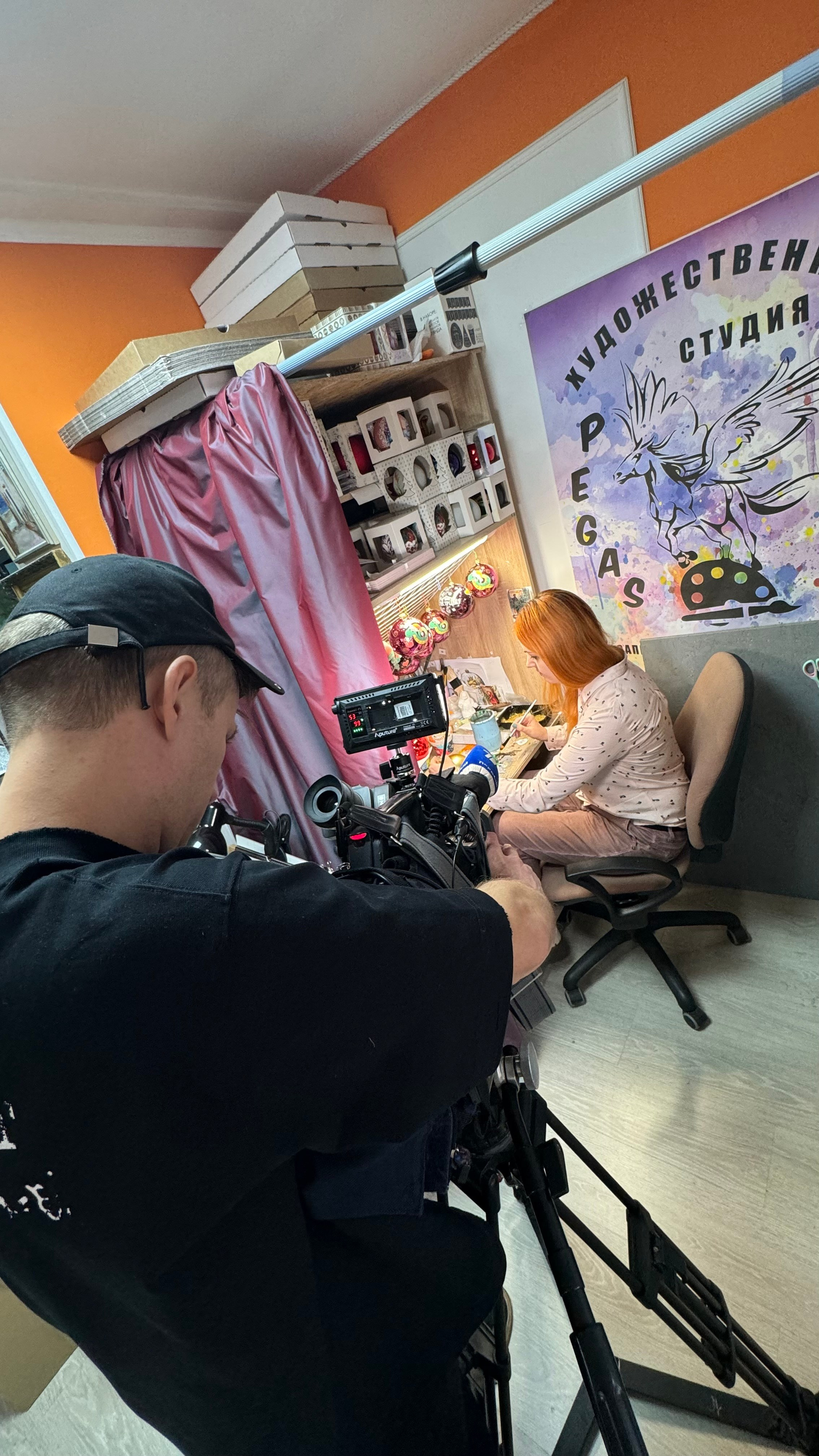 ArtSHARm- наше портфолио по ёлочным шарам с ручной росписью. Художественная ручная роспись елочных шаров, корпоративные подарки и восковые аромасвечи