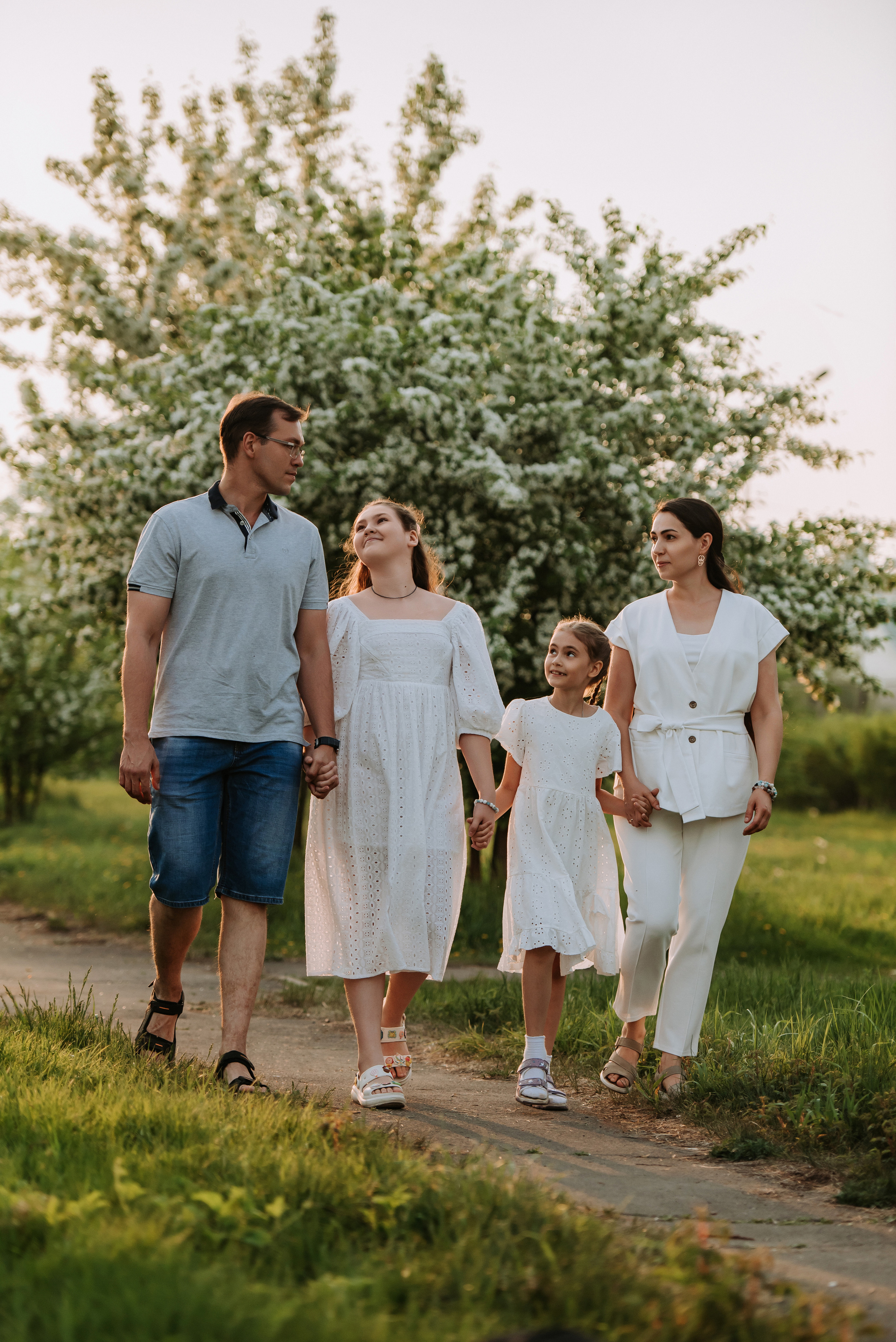 Цветение яблони семья Селезневых. Фотограф Диана Оленина Красноярск / Братск