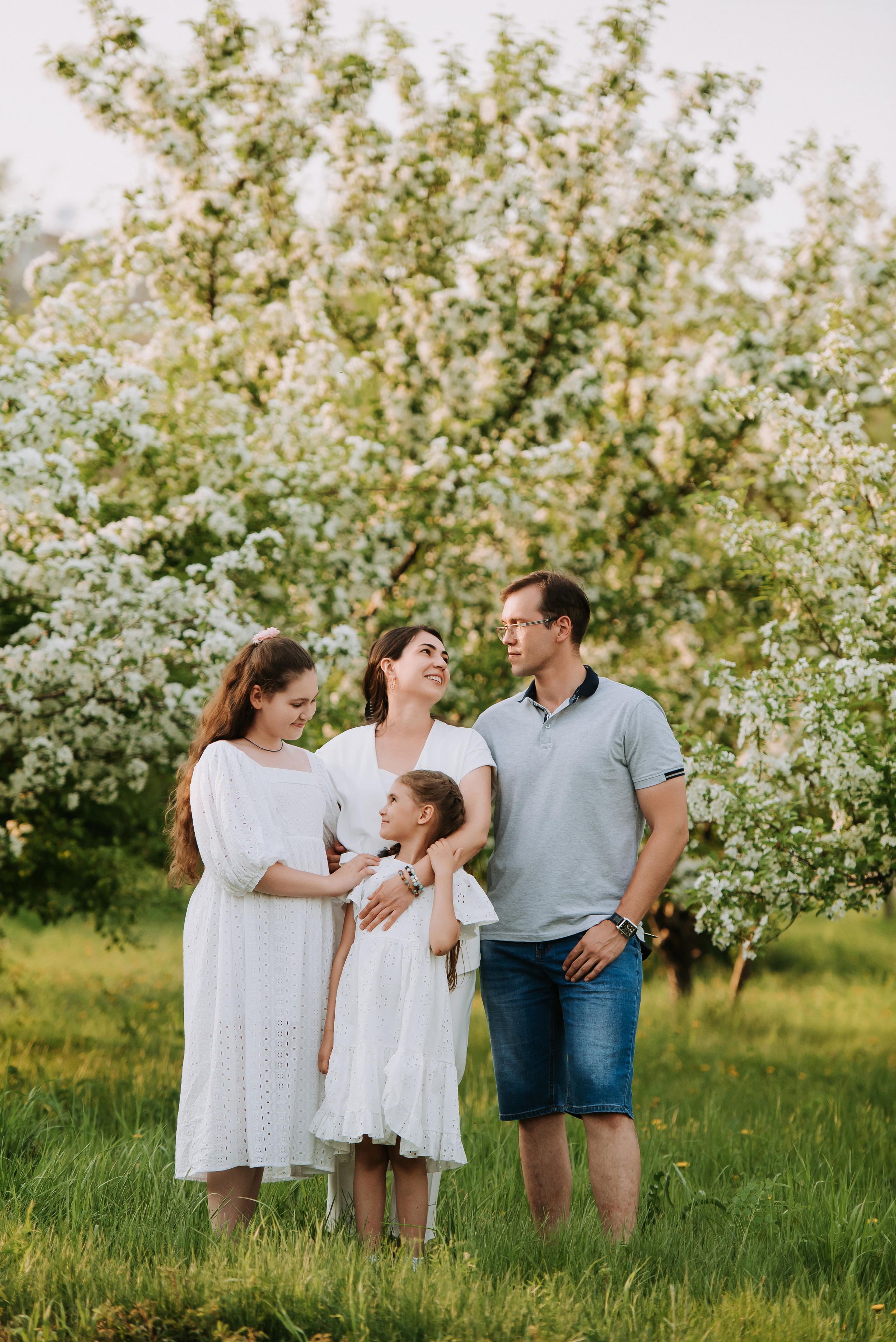 Цветение яблони семья Селезневых. Фотограф Диана Оленина Красноярск / Братск