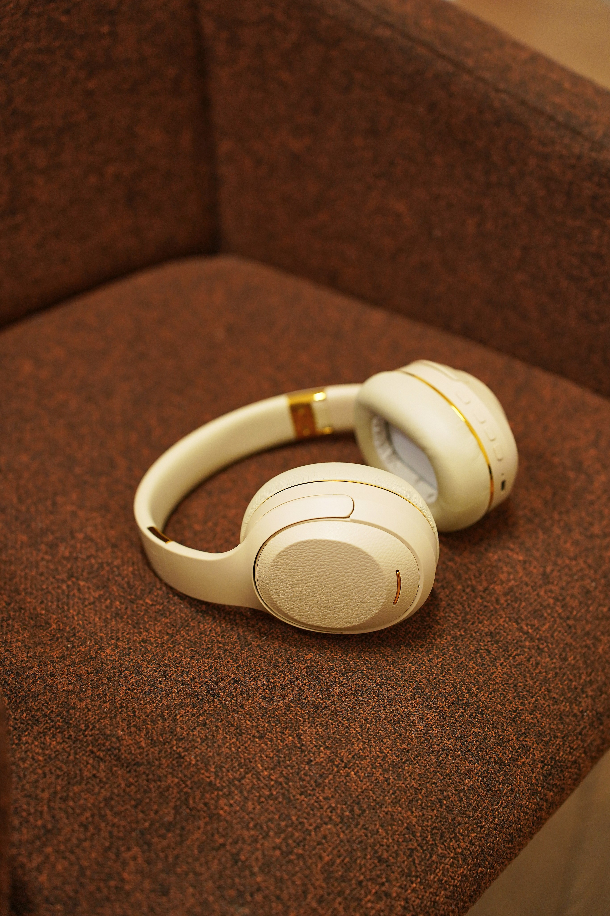 Наушники в интерьере. Фотограф