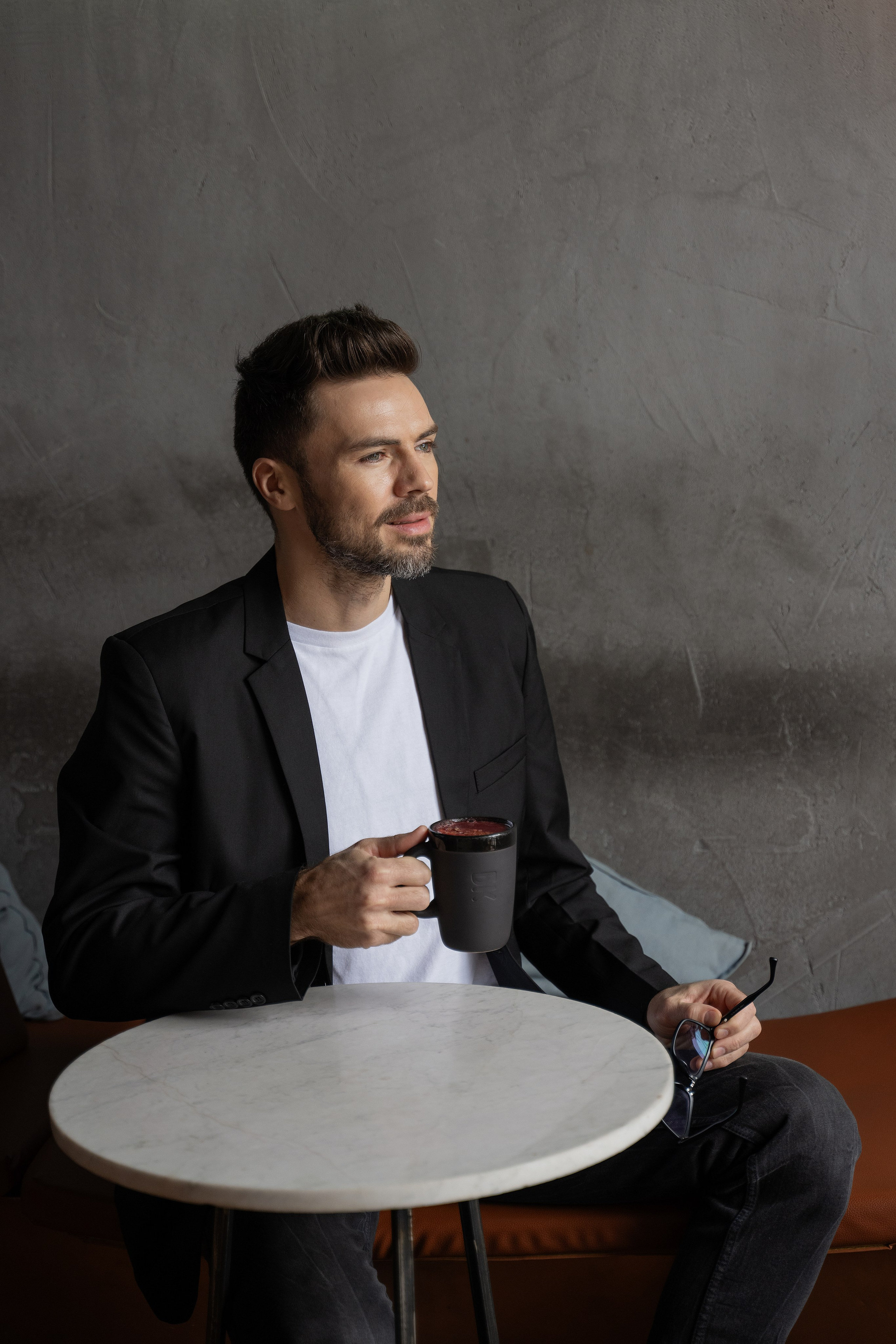 Красавчик в кафе. Главная