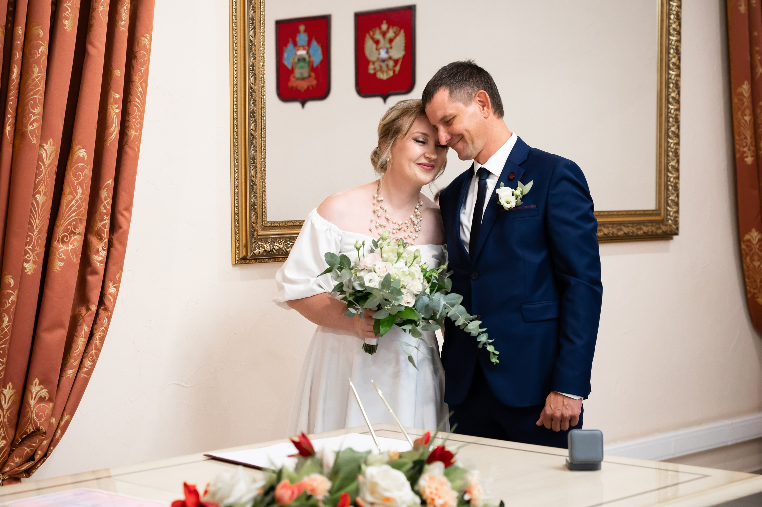 Жених и невеста в момент регистрации брака Краснодар