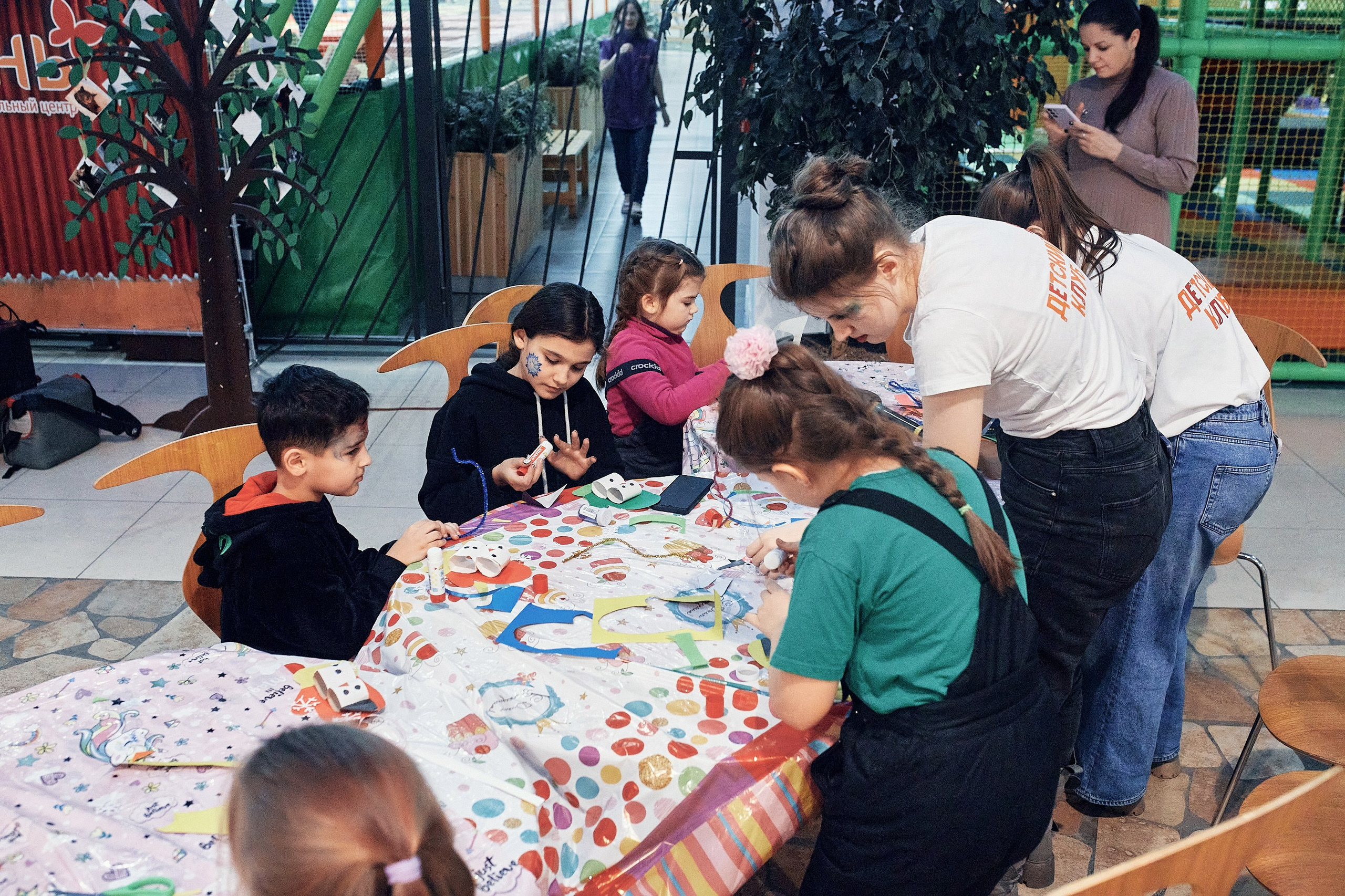 Детский новогодний праздник в ТЦ Июнь. Семейный и репортажной фотограф в Красноярске и Москве Виктор Бабинцев